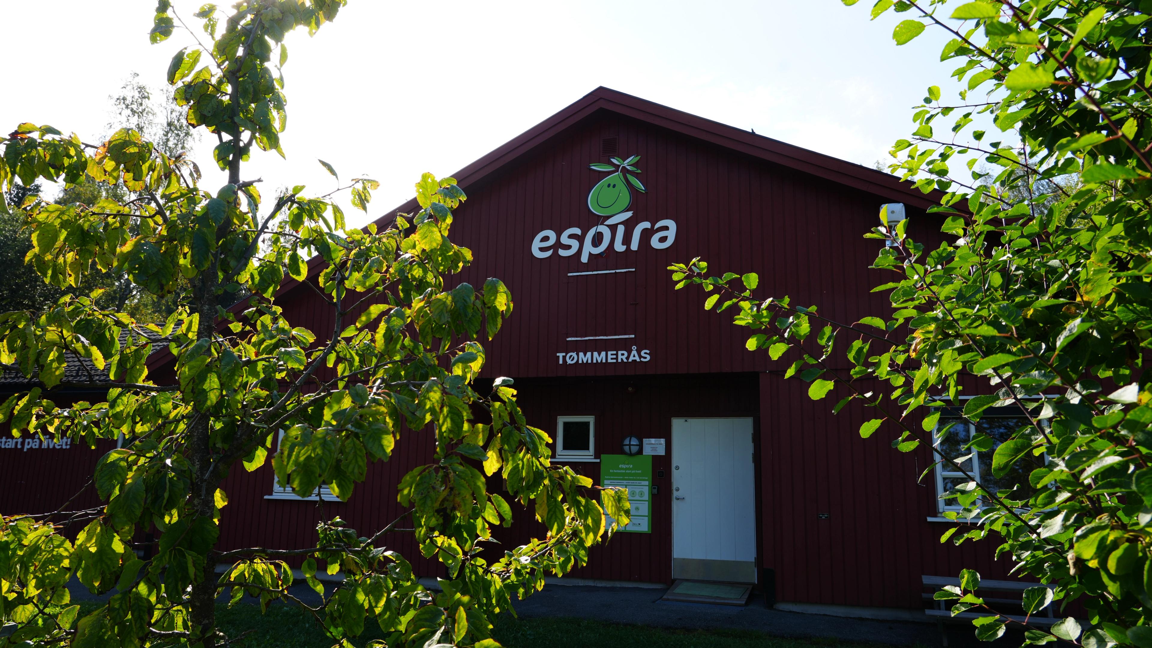 Fasade med Espira logo på barnehagen Espira Tømmerås i Svelvik