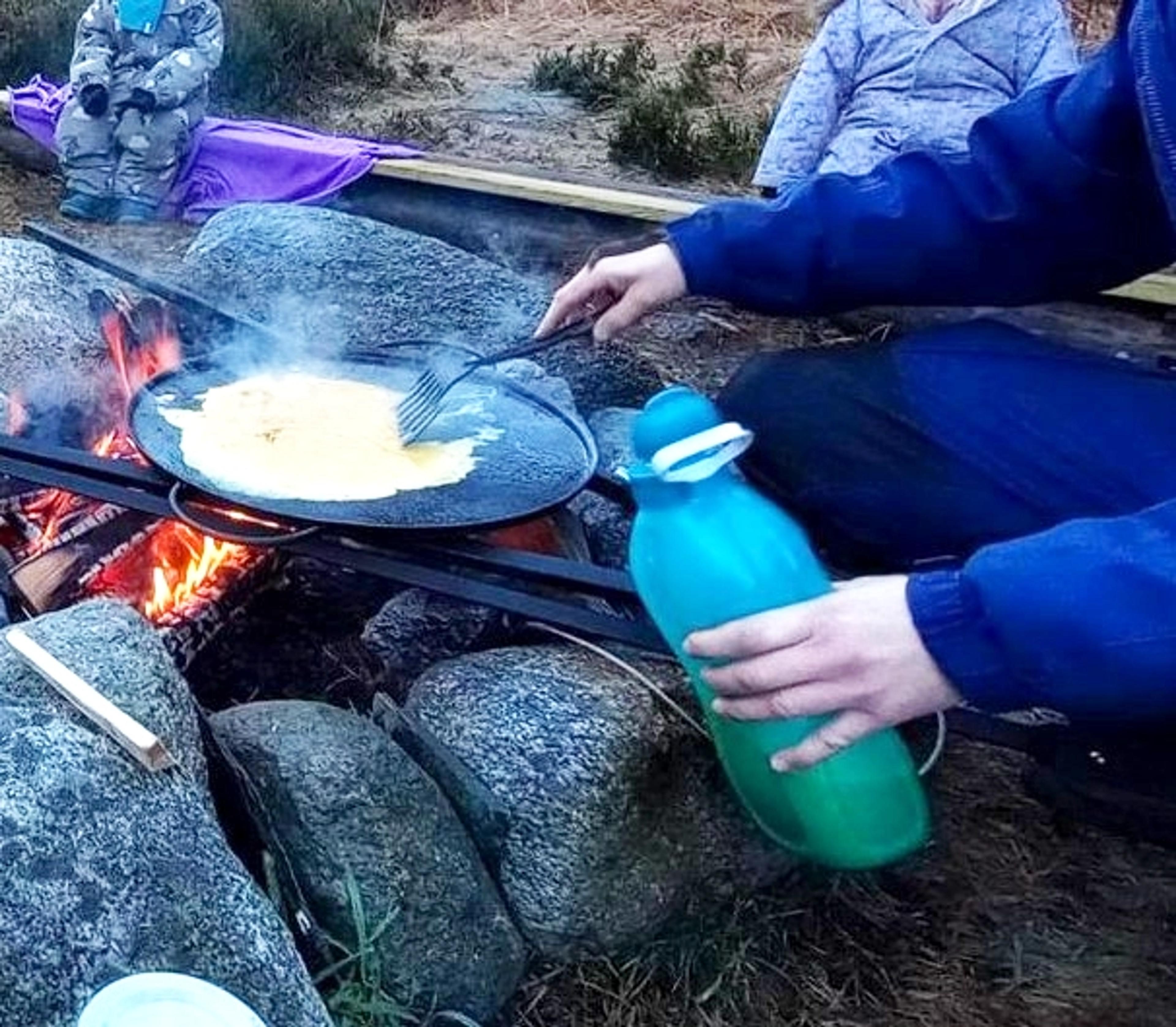 Barnehagen Espira Solkroken lager pannekaker ute