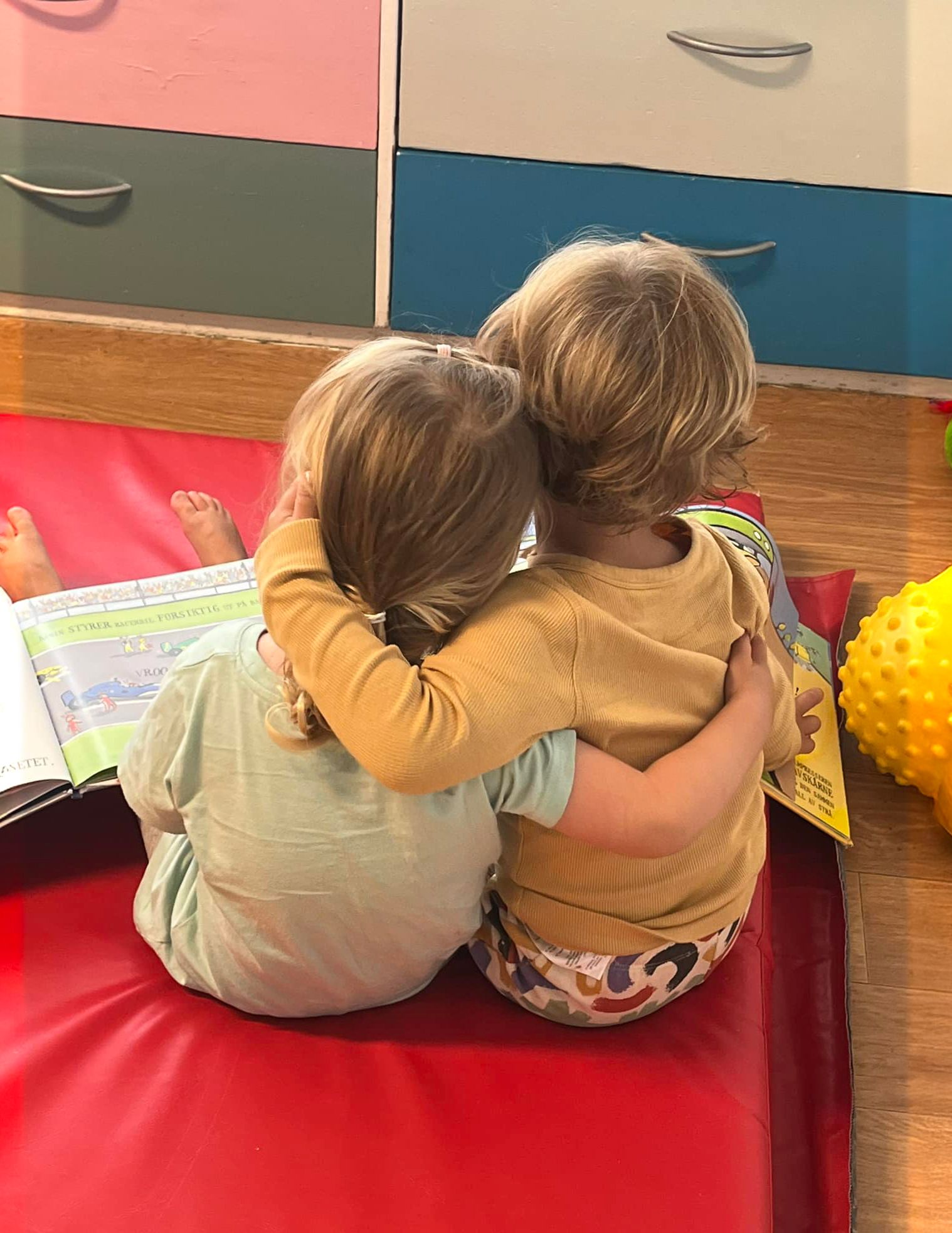 To barn leser sammen i Espira Bellevue