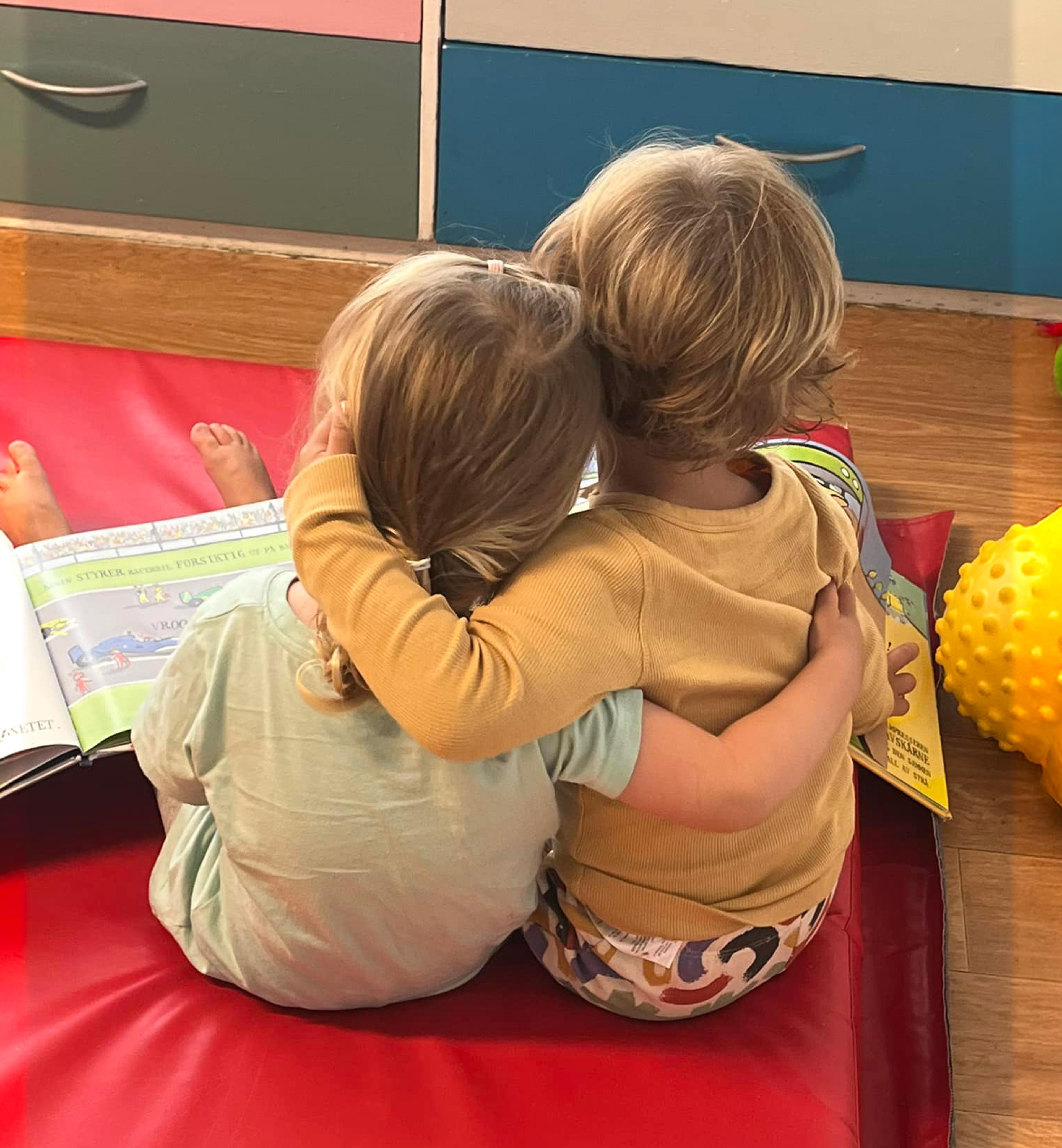 To barn leser sammen i Espira Bellevue