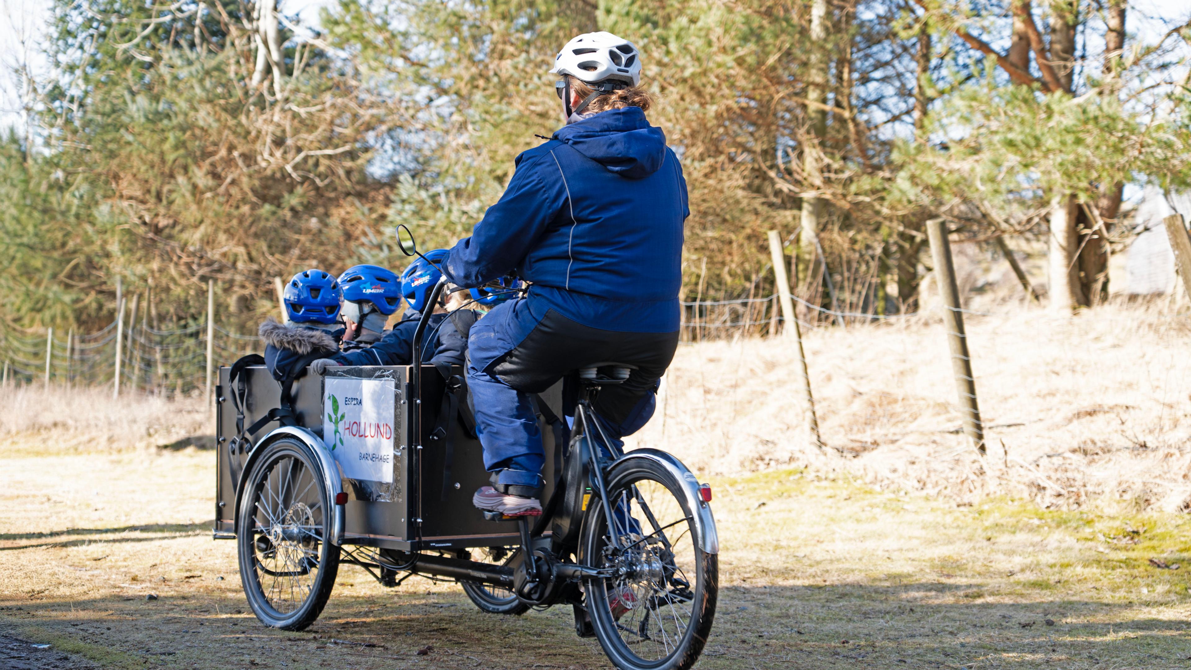 Vi har eigne syklar i barnehagen som gir oss moglegheit til å dra på lengre turar i nærmiljøet