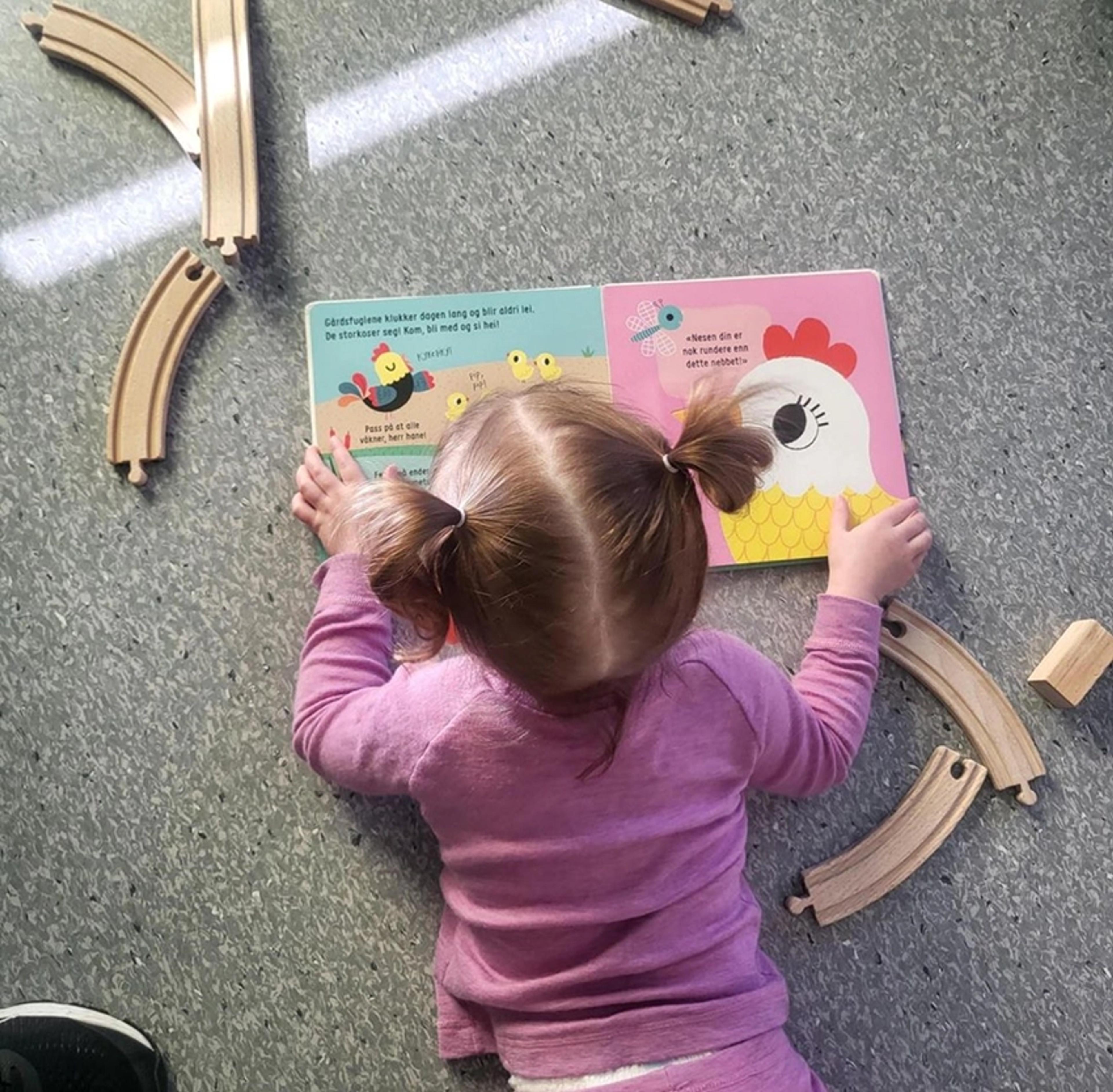 Espira Casa Musica barn som leser bok