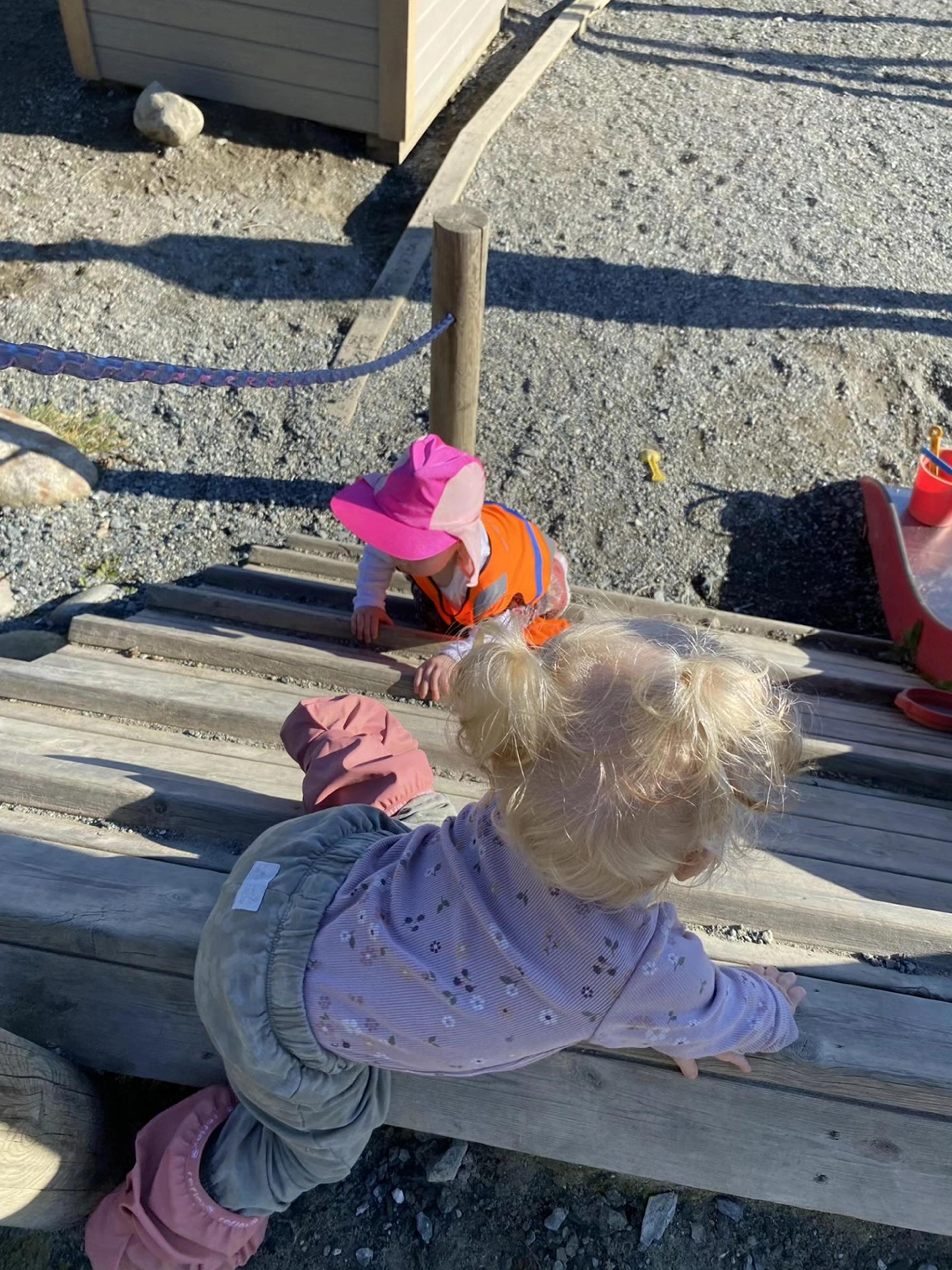 Barn som leker på uteområdet til Espira Muruvik 