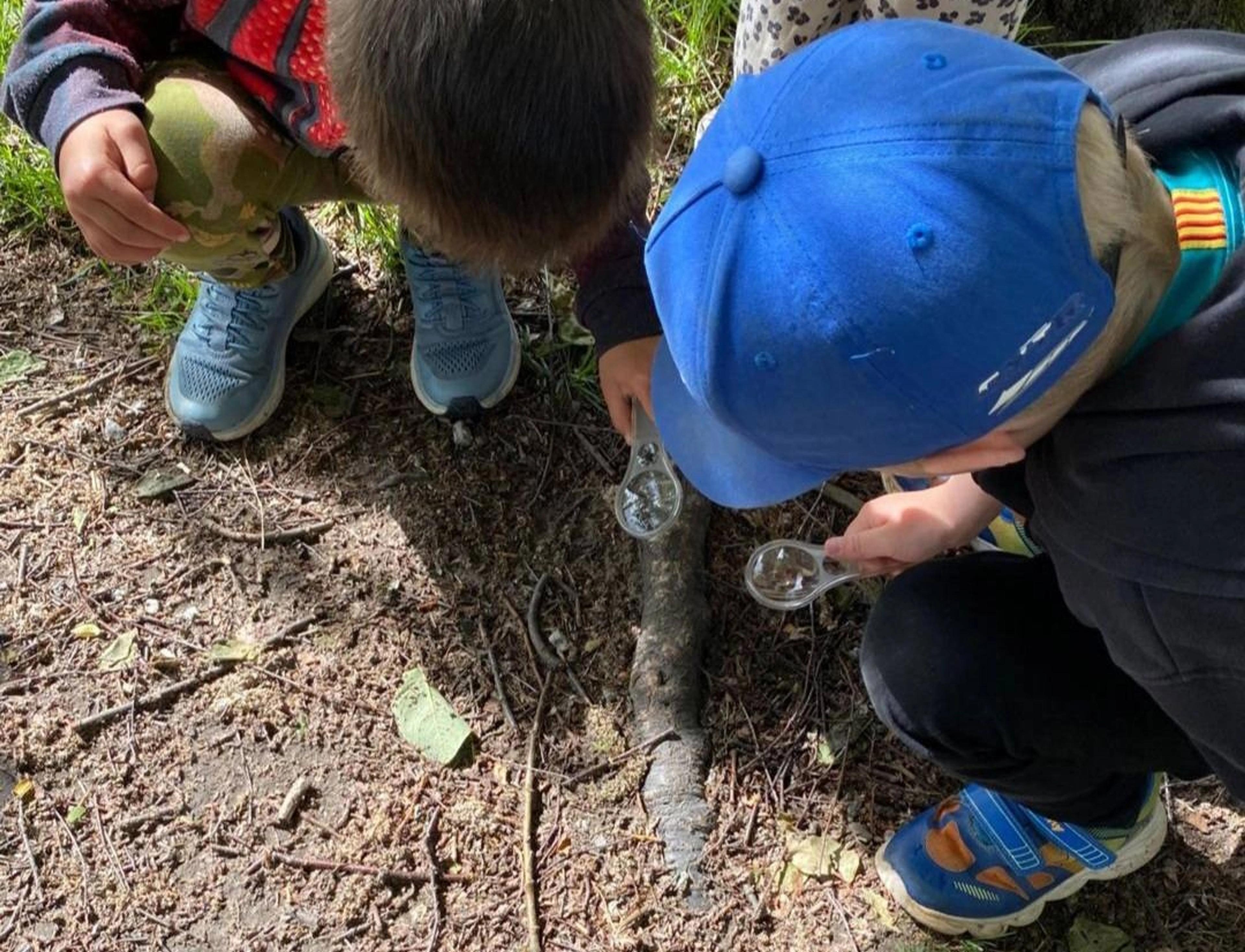 Barn som utforsker naturen i Espira Opaker