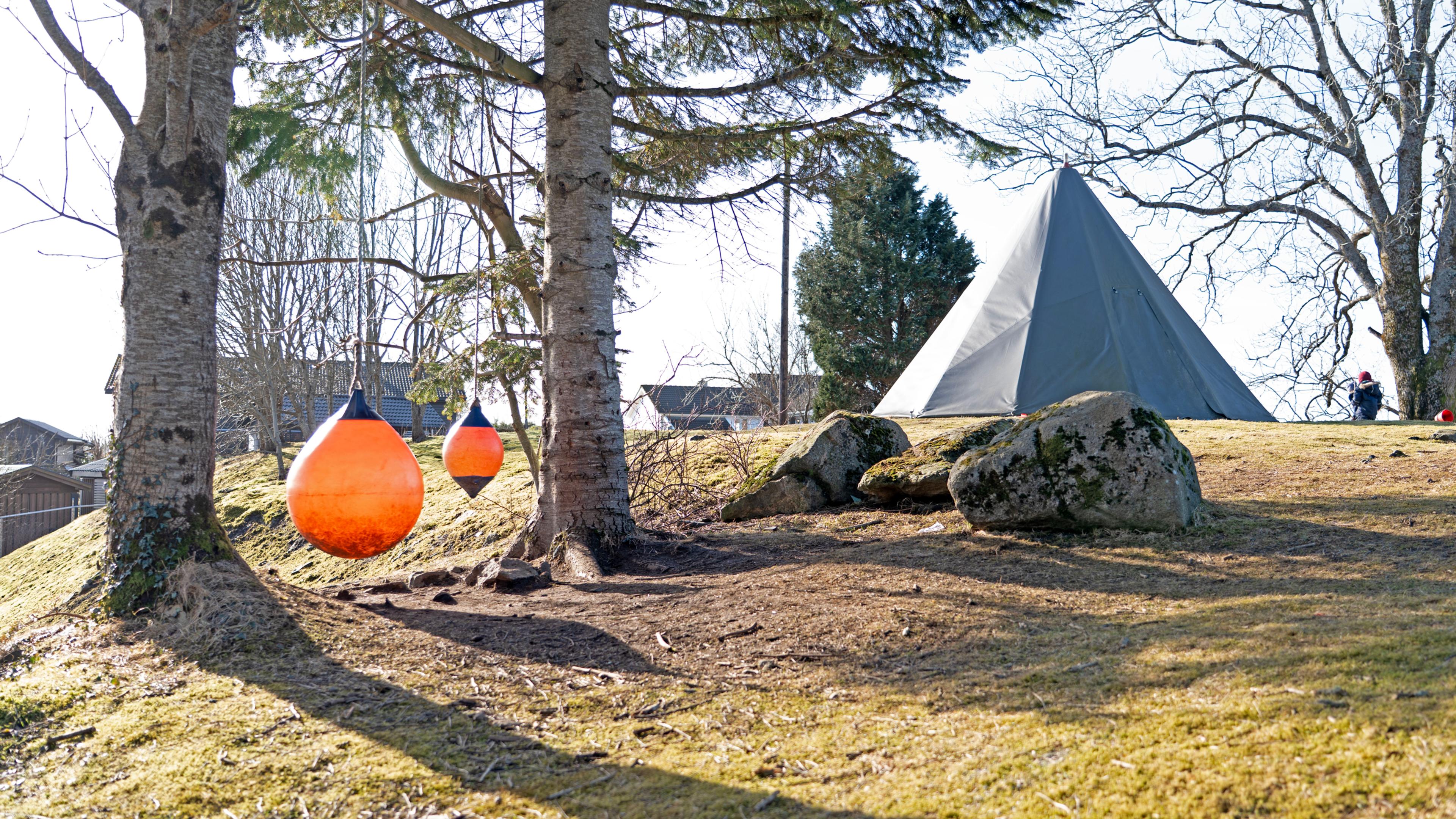 Lavvoar på uteområdet til barnehagen