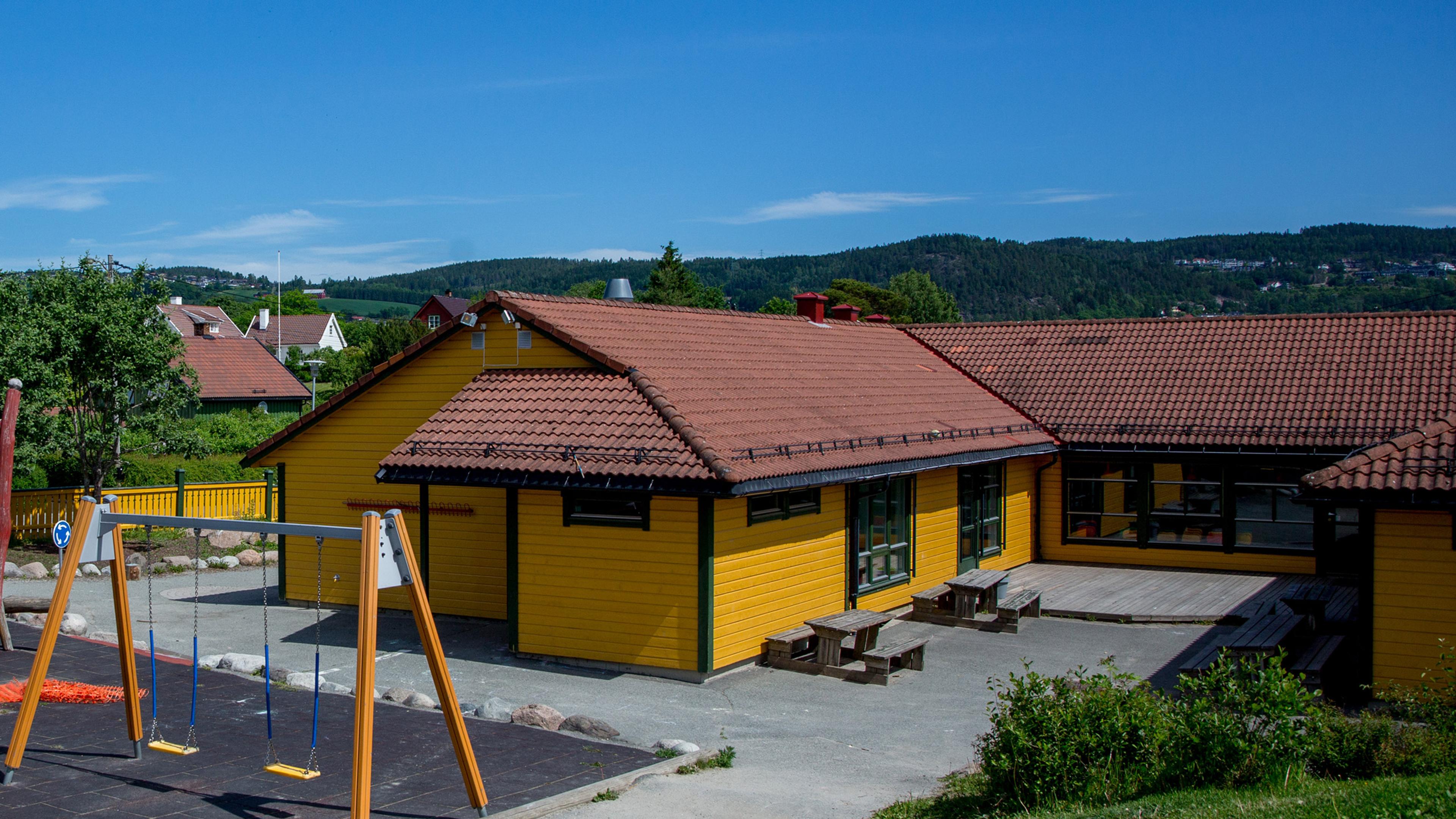 Fasaden og inngangen til Espira Eikenga - gult bygg