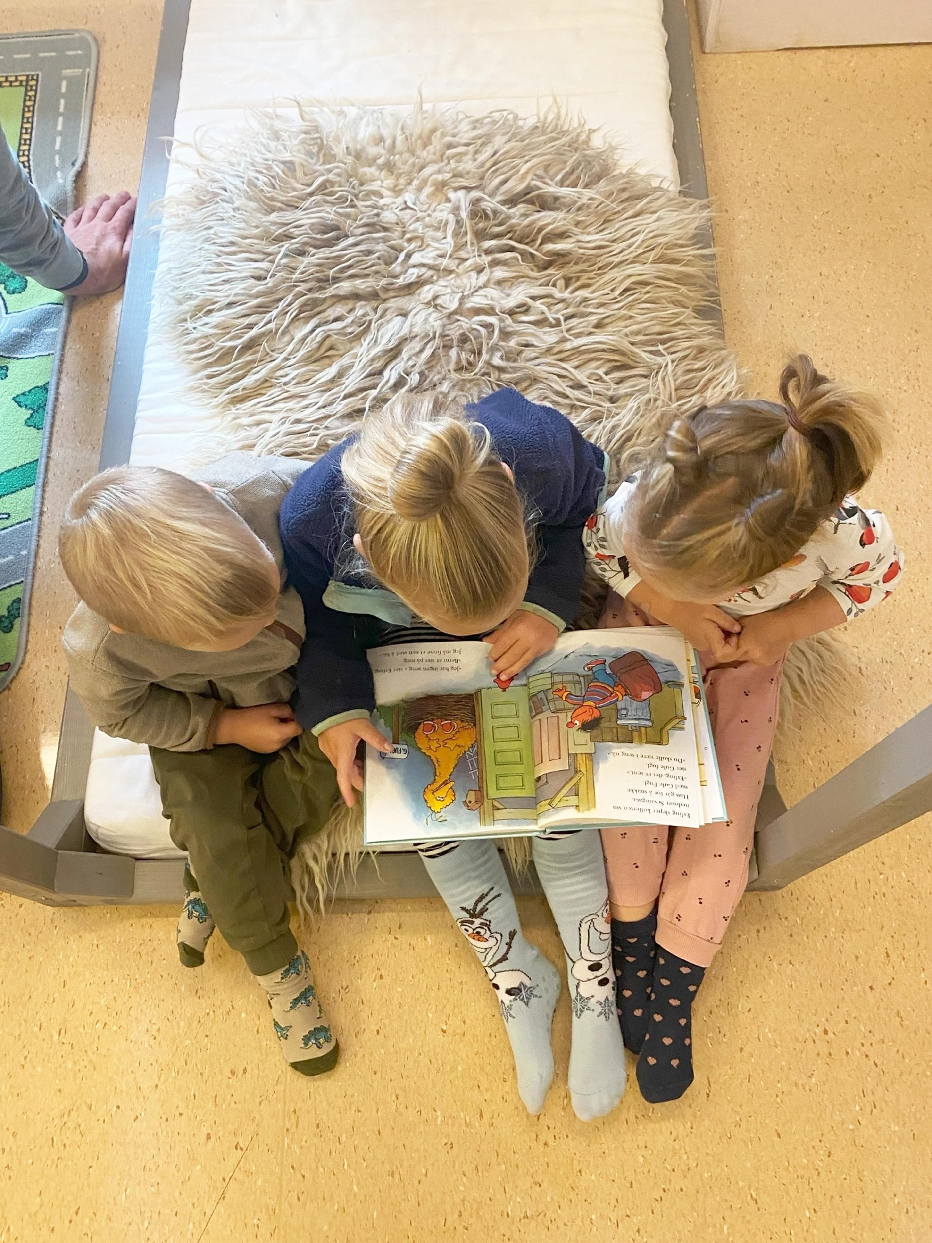 Barn som leser sammen i Espira Romholt