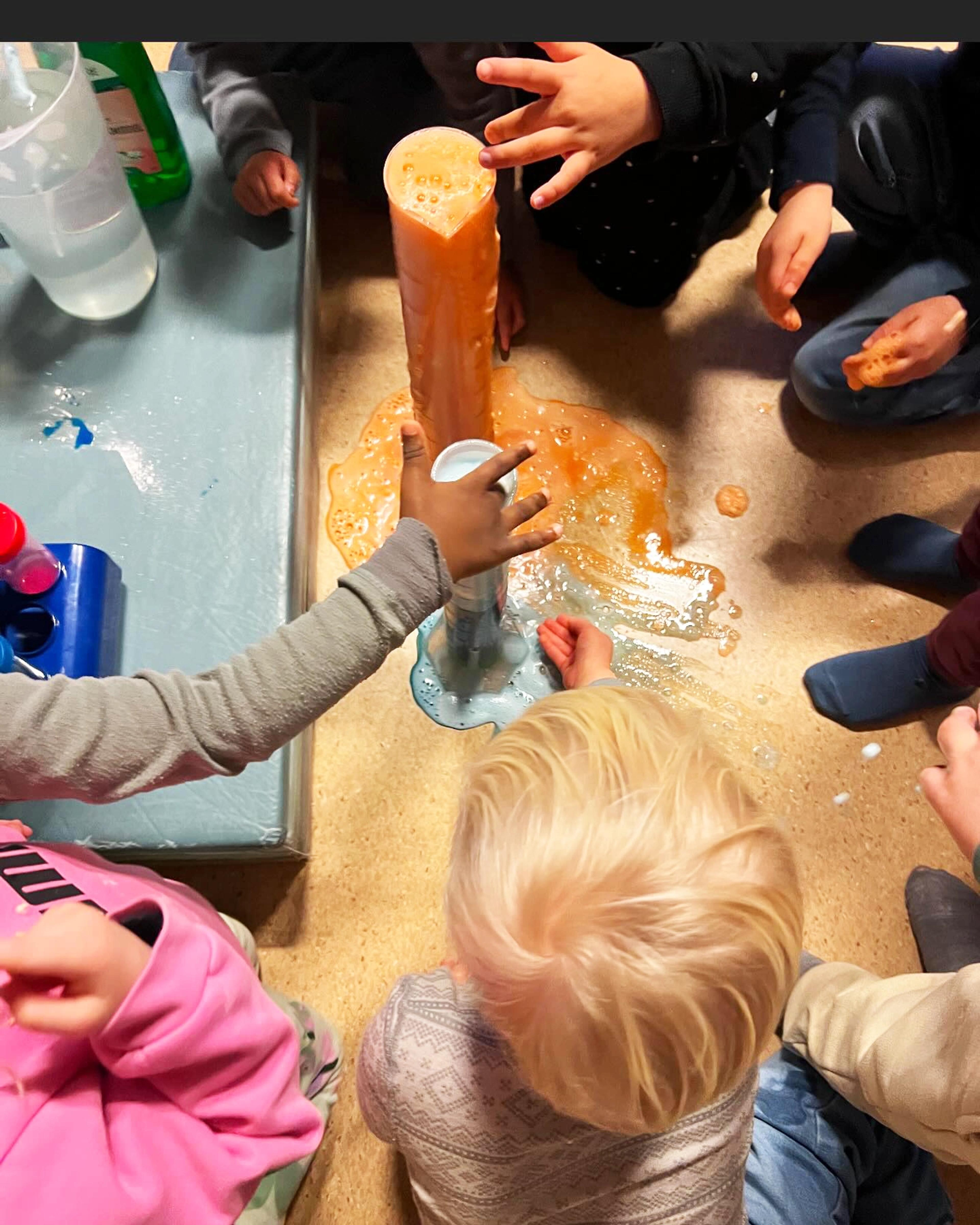 Barnehagebarn i Espira Rambjøra gjør realfagseksperimenter