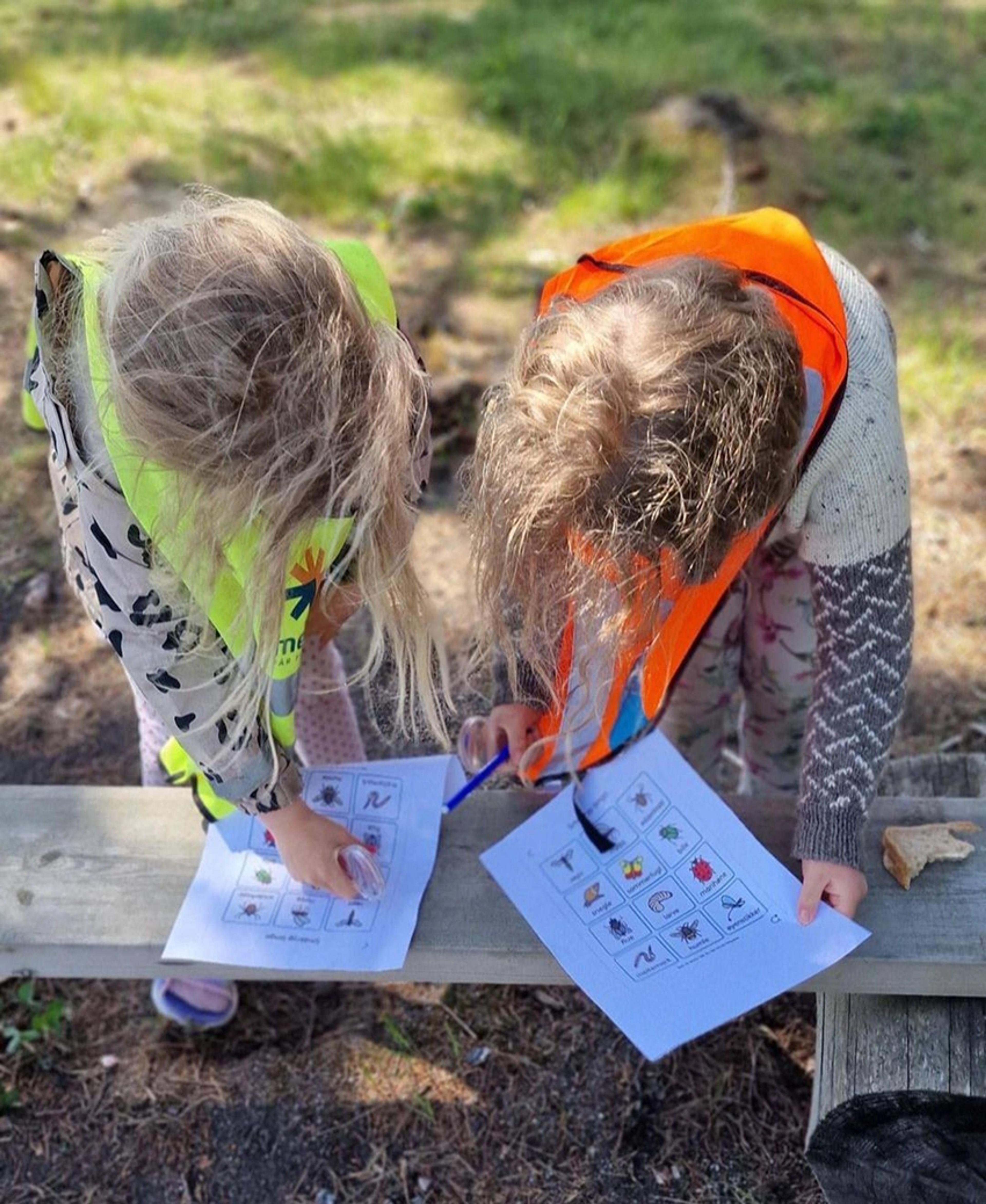 Barn som leker med naturbingo i Espira Opaker