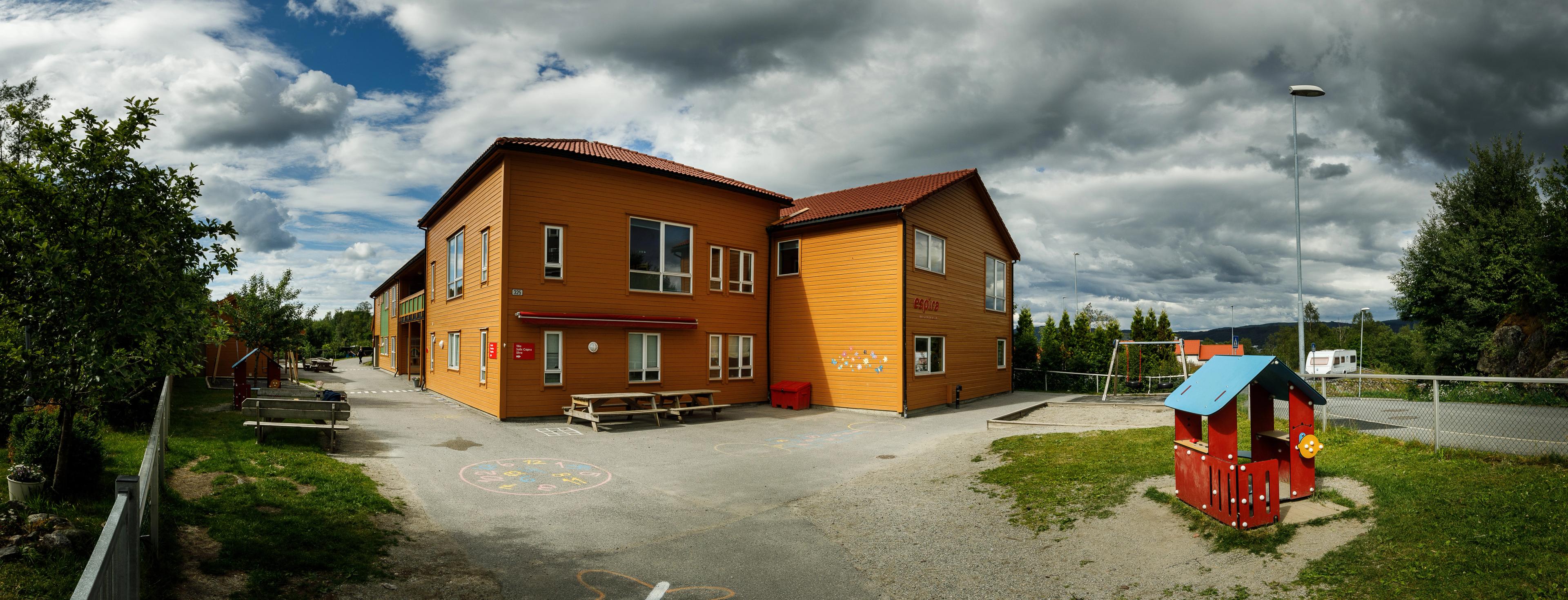Espira Marthahaugen, Frekhaug i Alver kommune, barnehage, gul fasade og spennende lekeområde