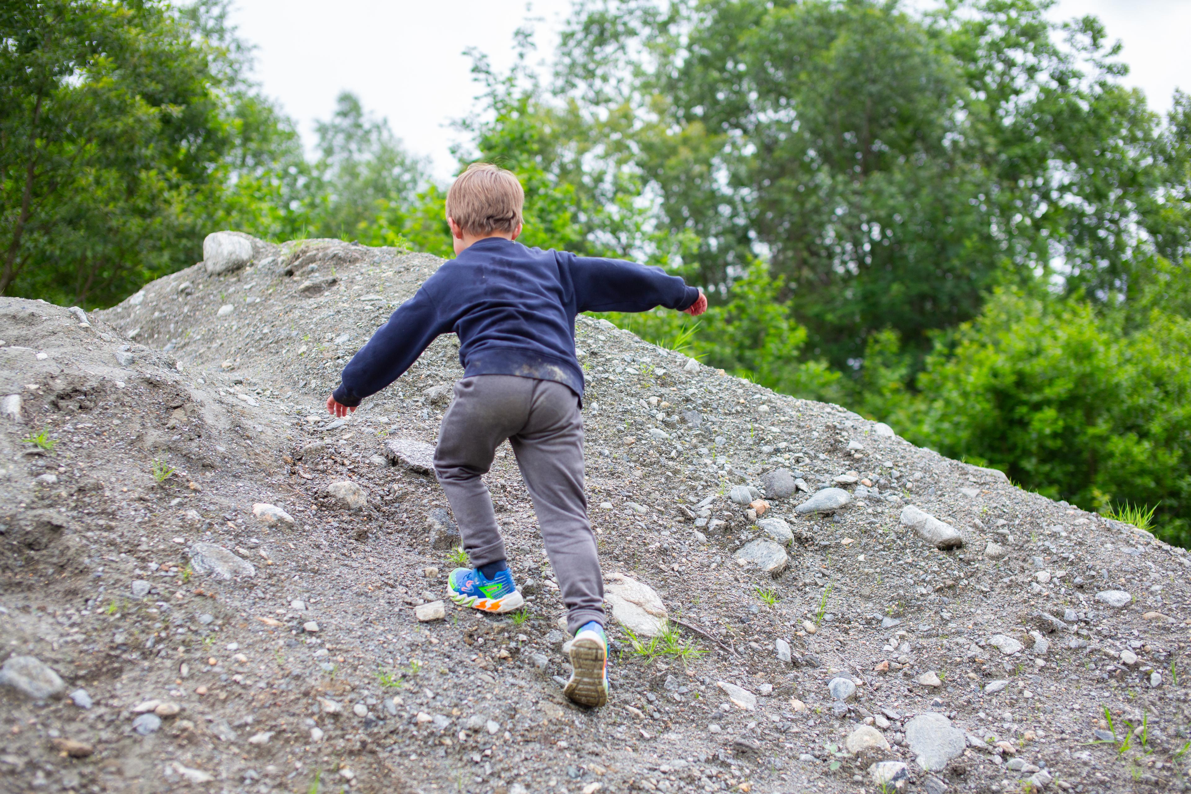 Barn som løper opp en haug