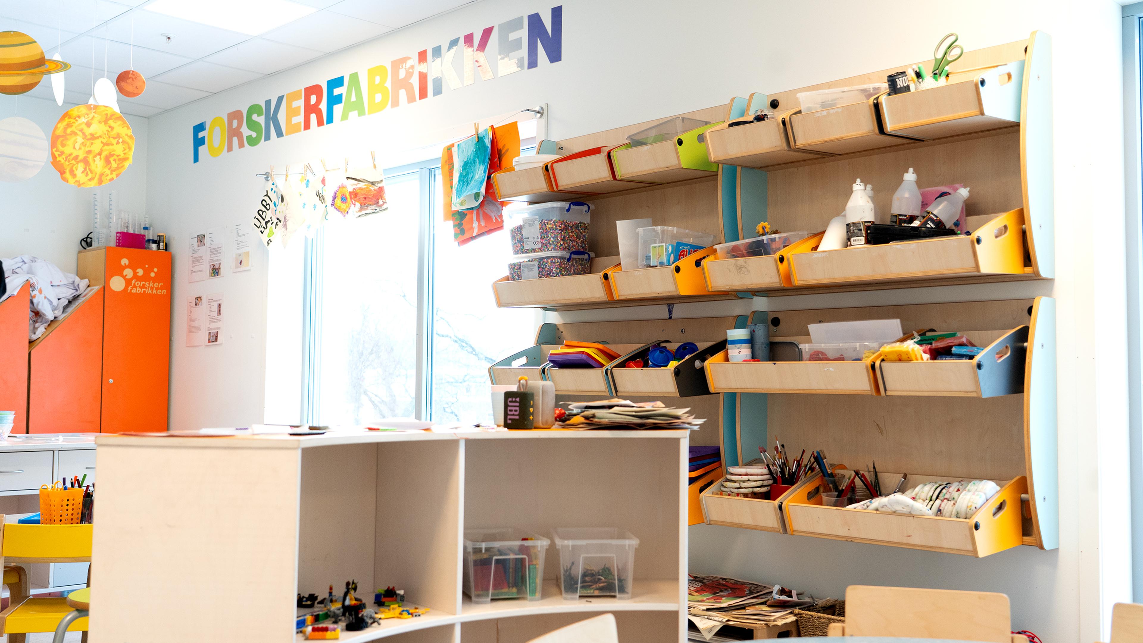 Espira Grefsen har utstyr fra Forskerfabrikken til eksperimenter og læring