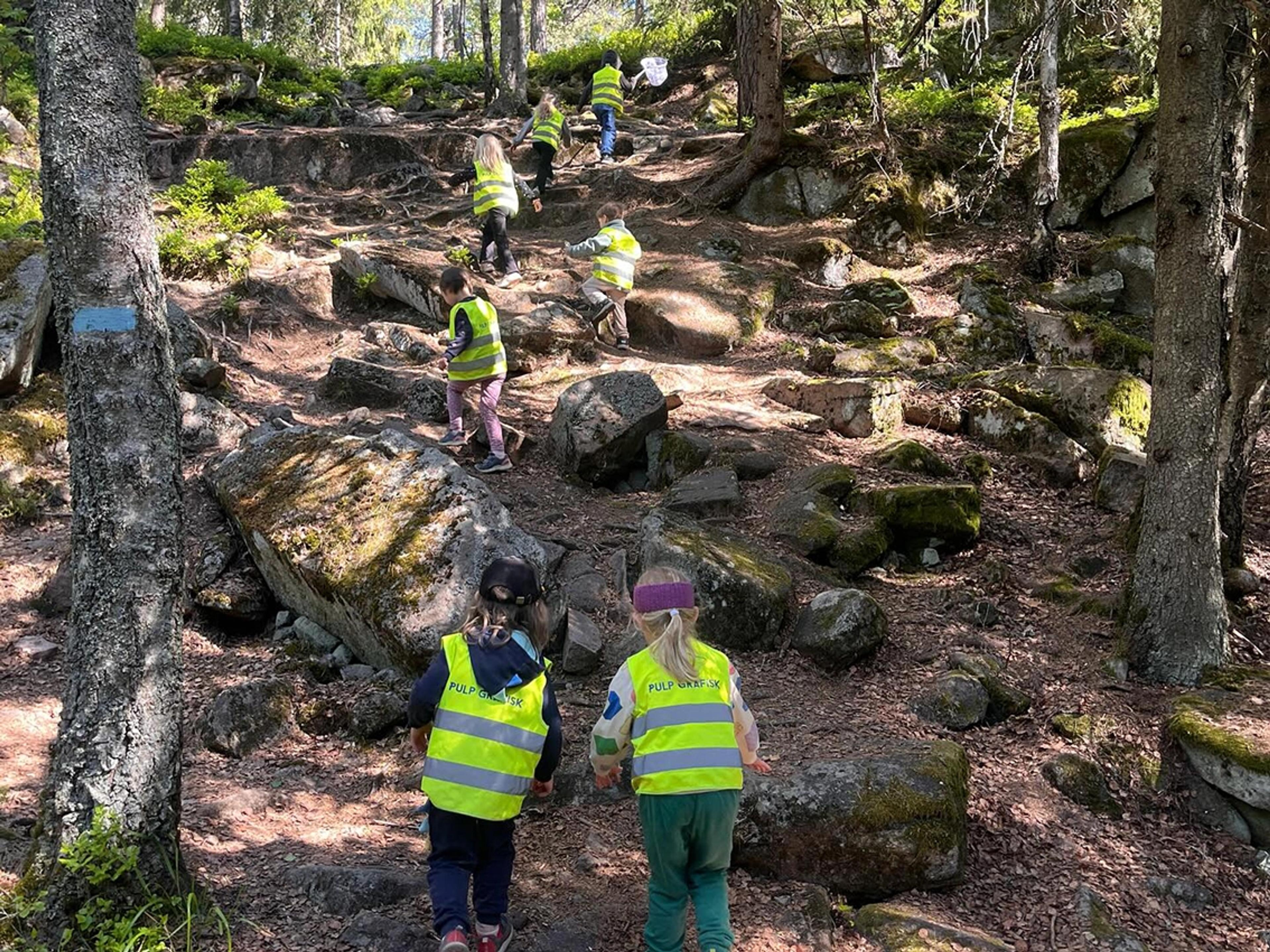 Barn på tur i skogen Espira Marienfryd