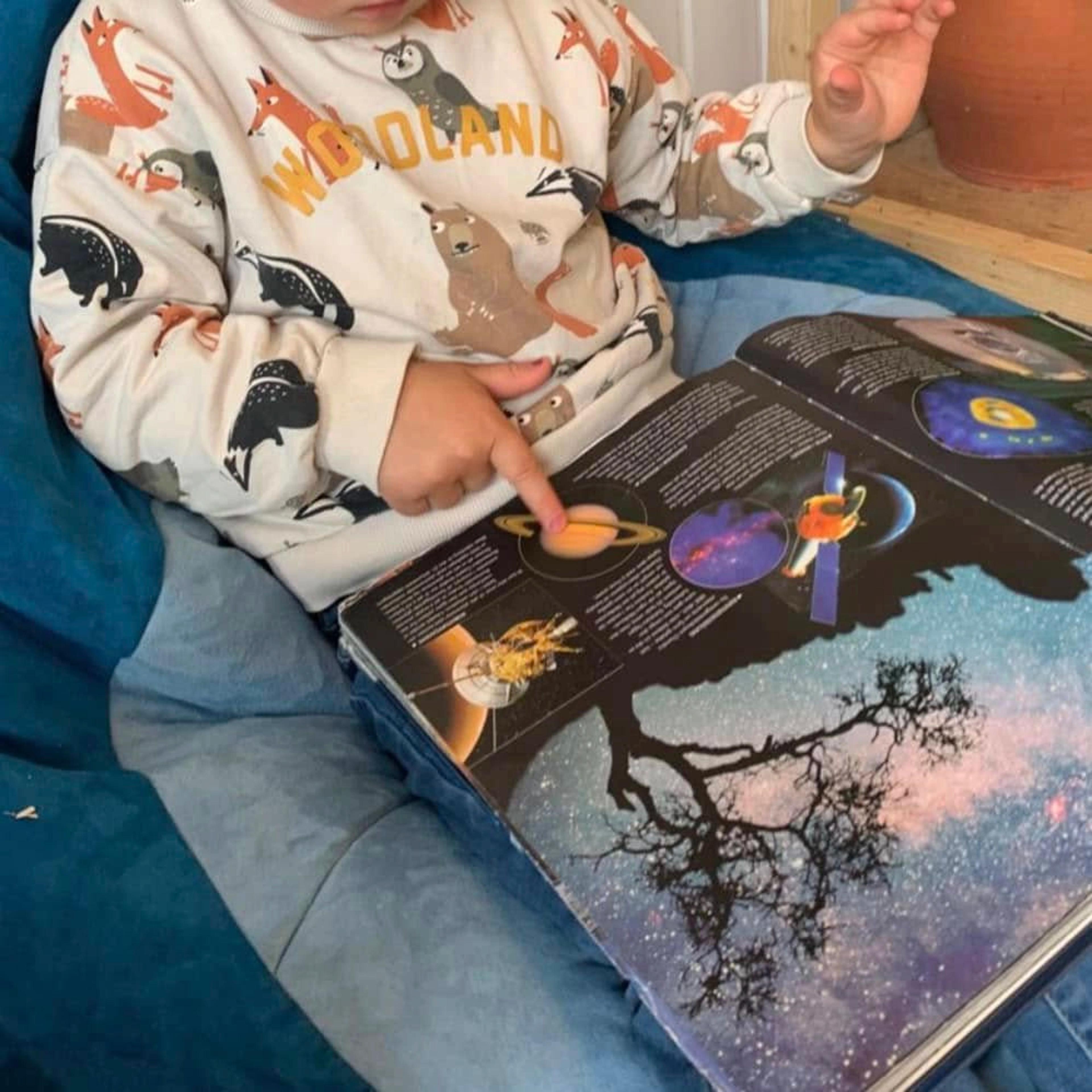 Barn som leser bok i Espira Løvestad 