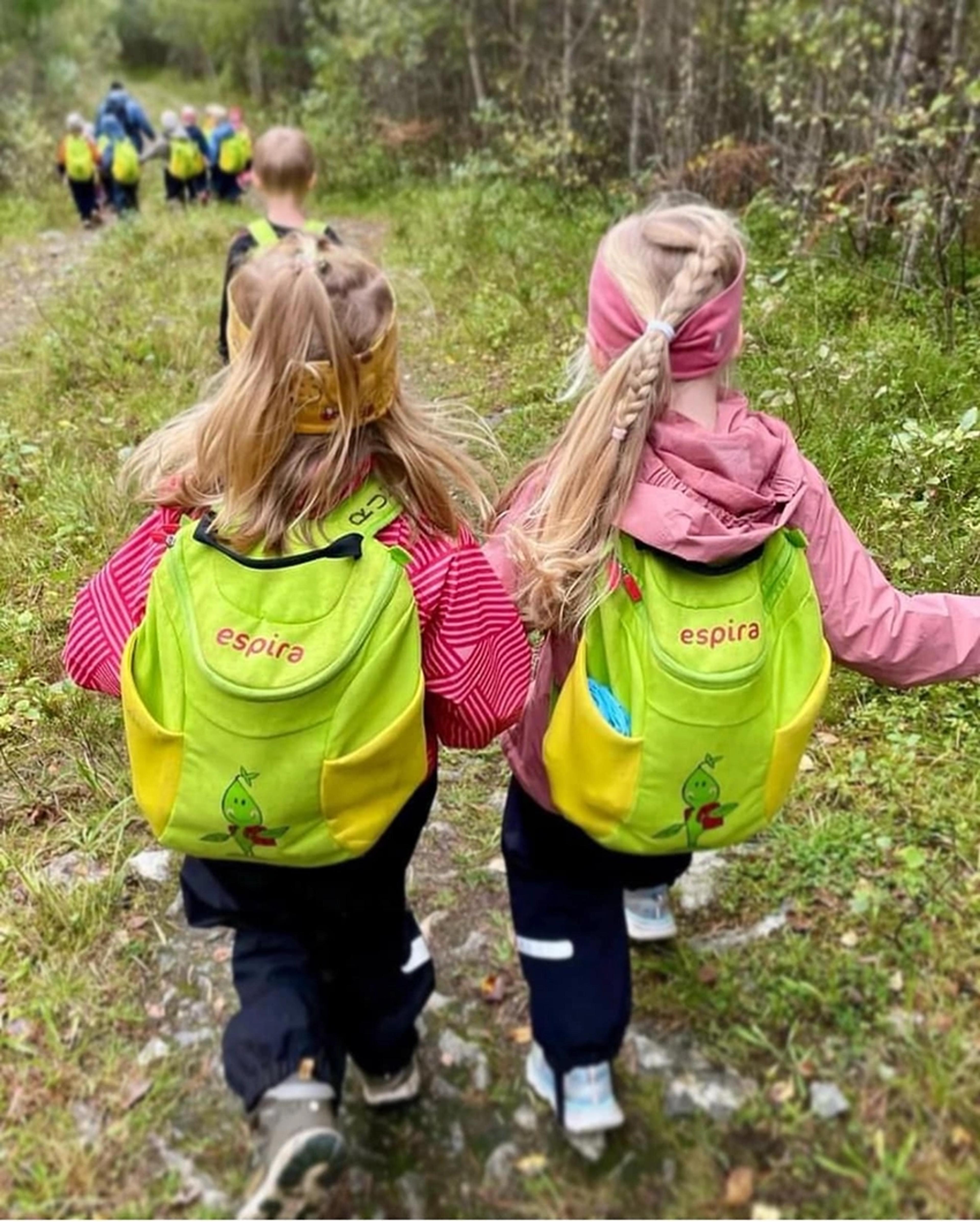 Barn på tur i skogen i Espira Årølia