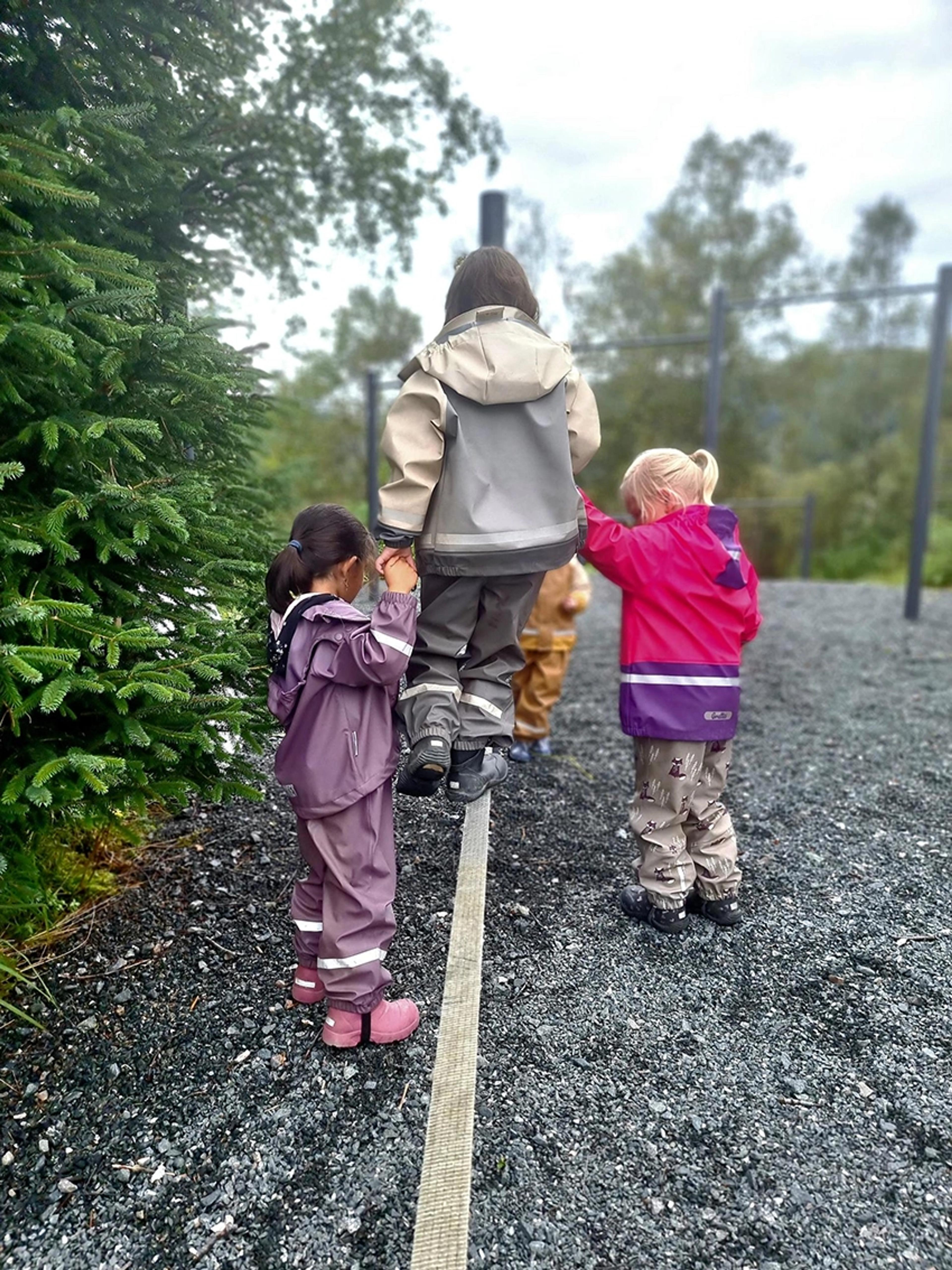 Barn som leker ute - balanserer - i Espira Solknatten