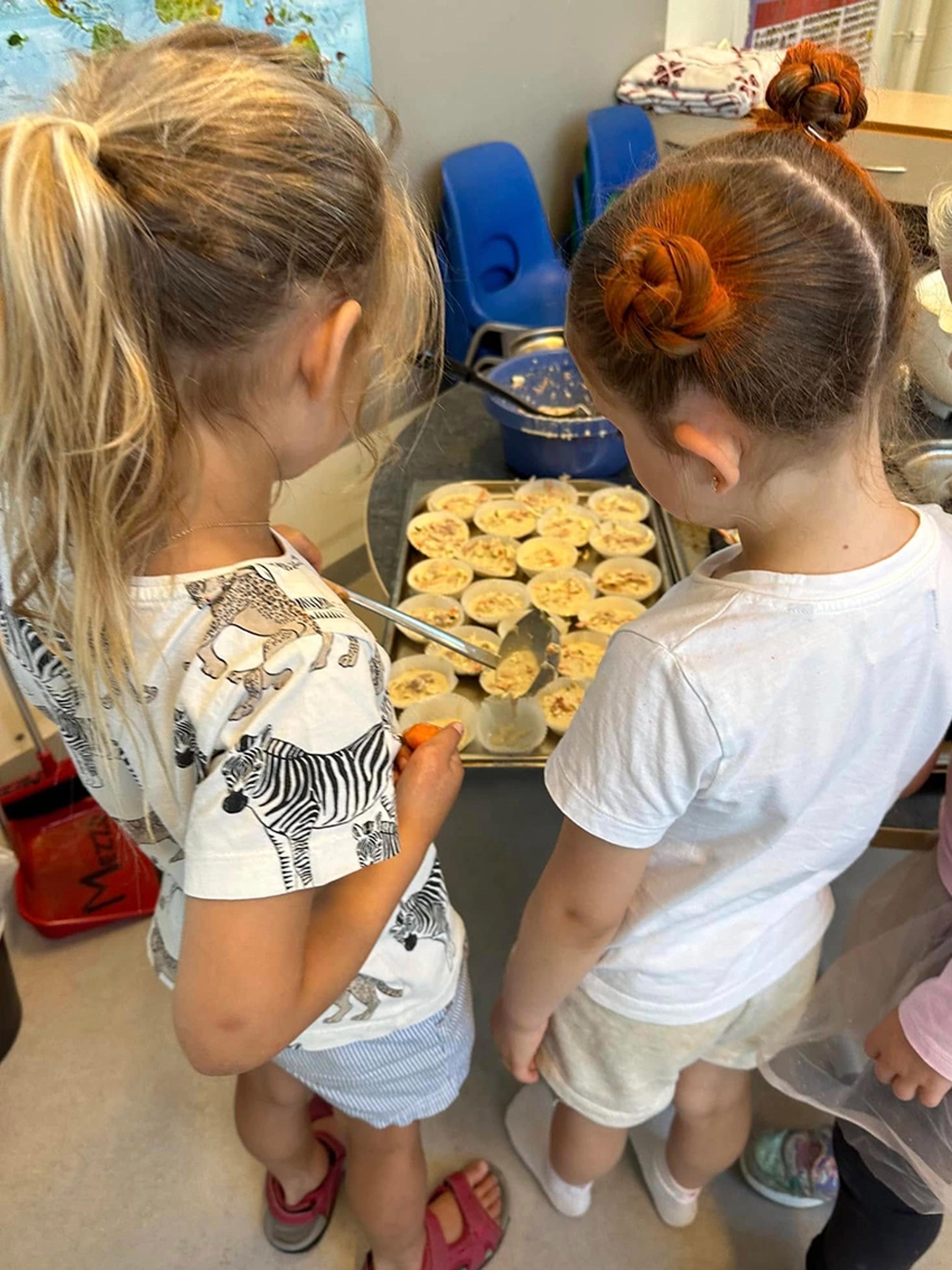 Barn som lager mat i Espira Scala Tasta