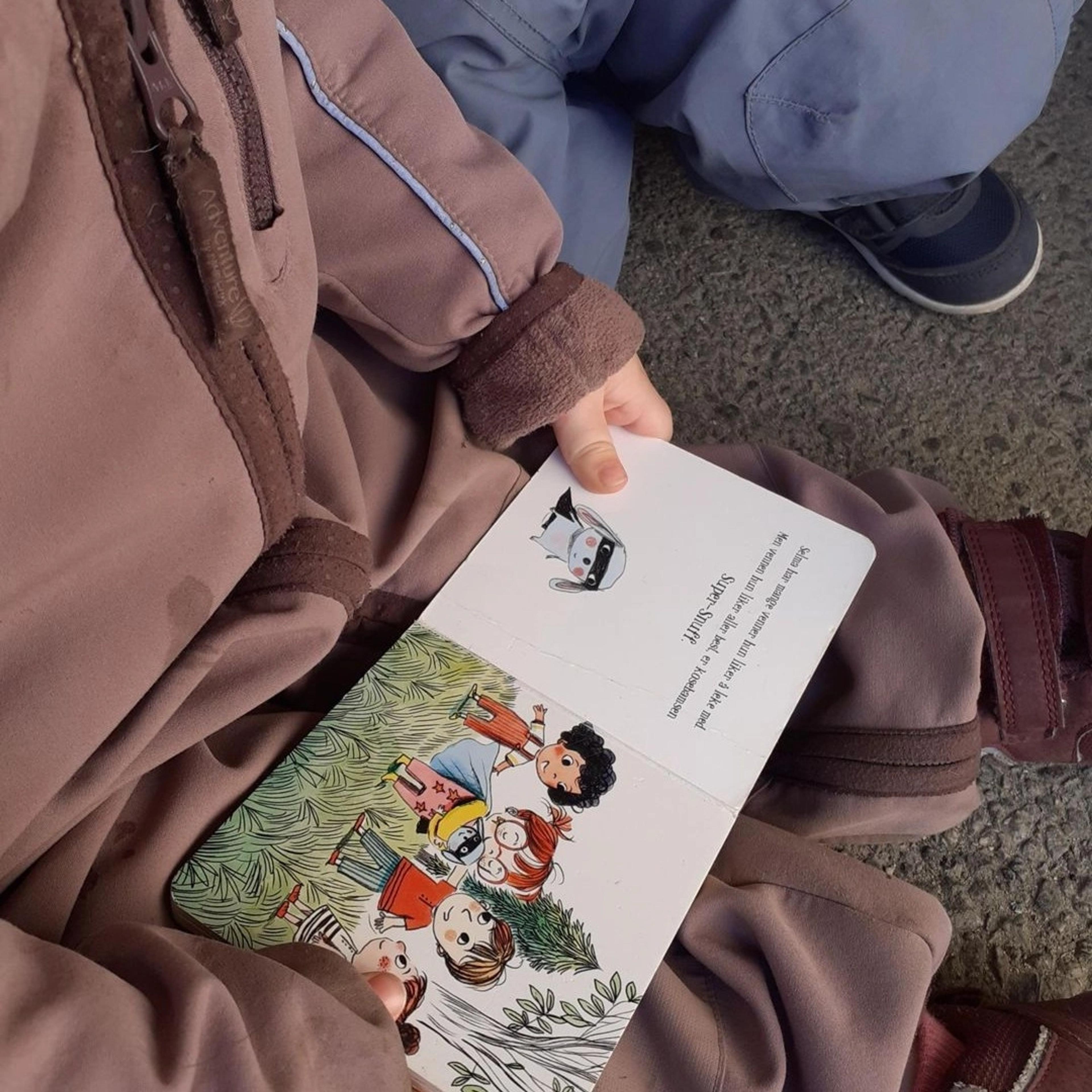 Barn som leser bok i Espira Rubbestadneset