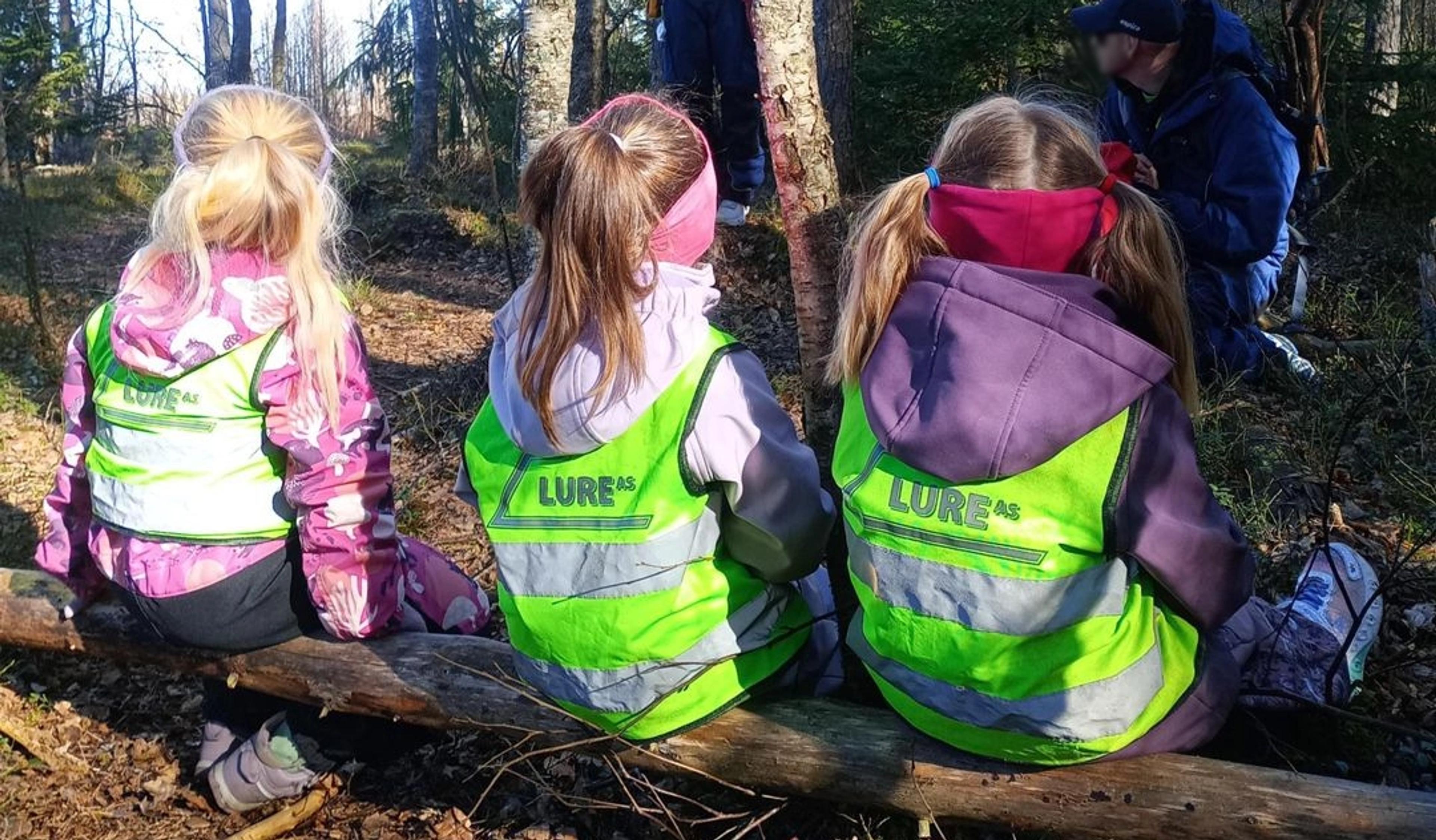 Barn på tur i skogen i Espira Fenstad 