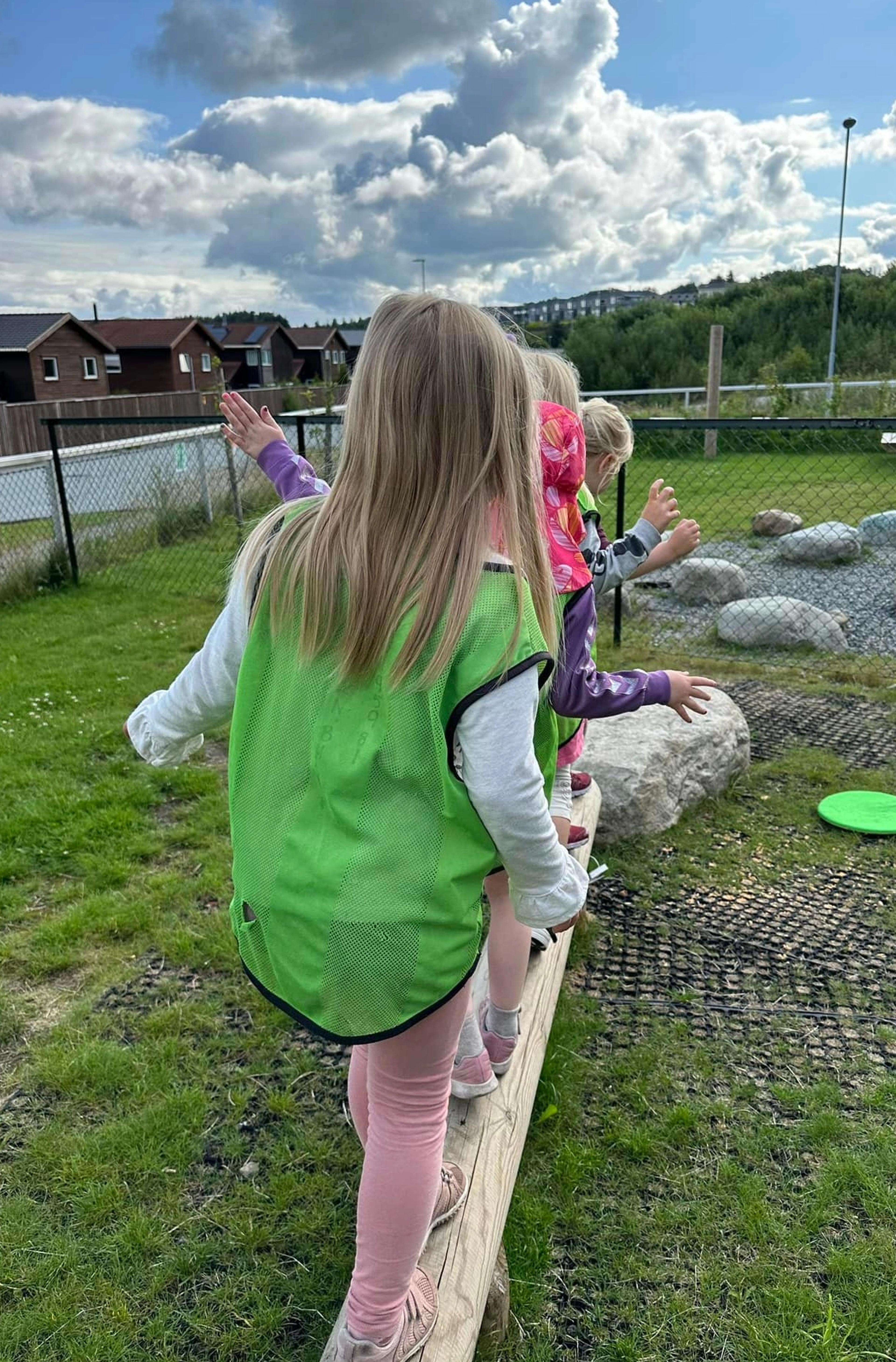 Barn som leker sammen i Espira Ormadalen