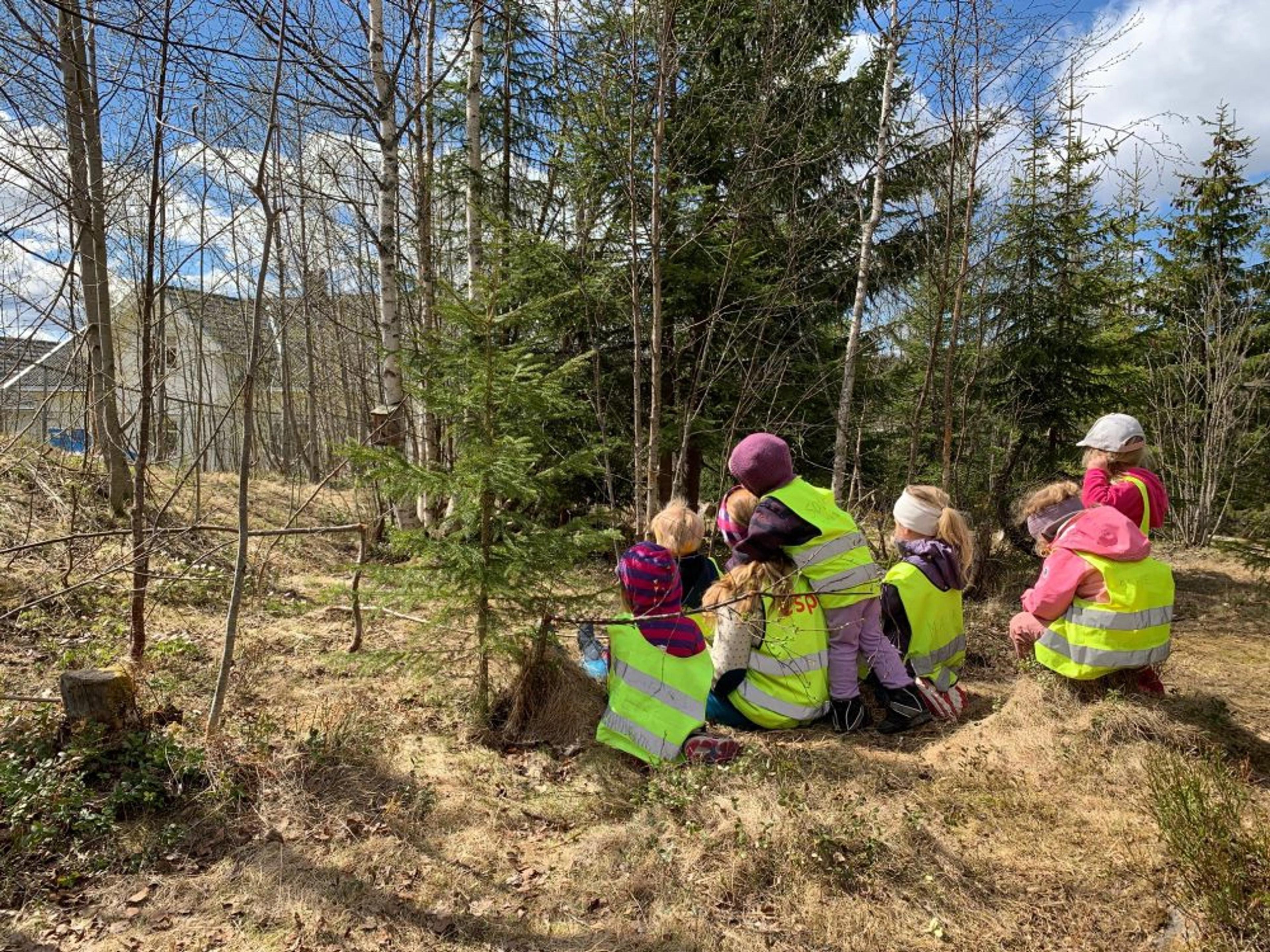 Barnehagebarn på tur i skogen i Espira Dragerskogen