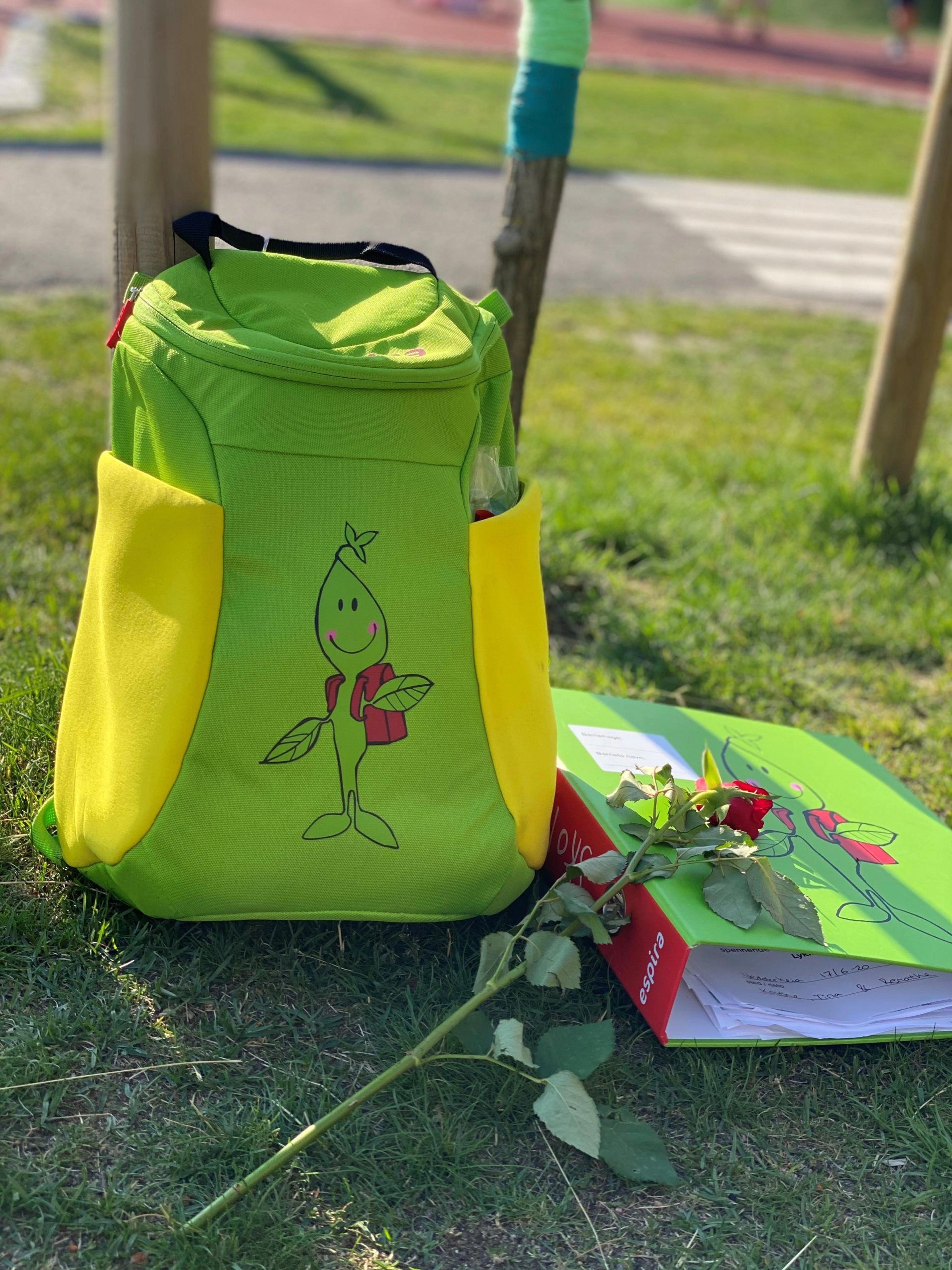 Skolespire-utstyr ved Espira Vedderheia barnehage, med sekk og rose klar for skolestart