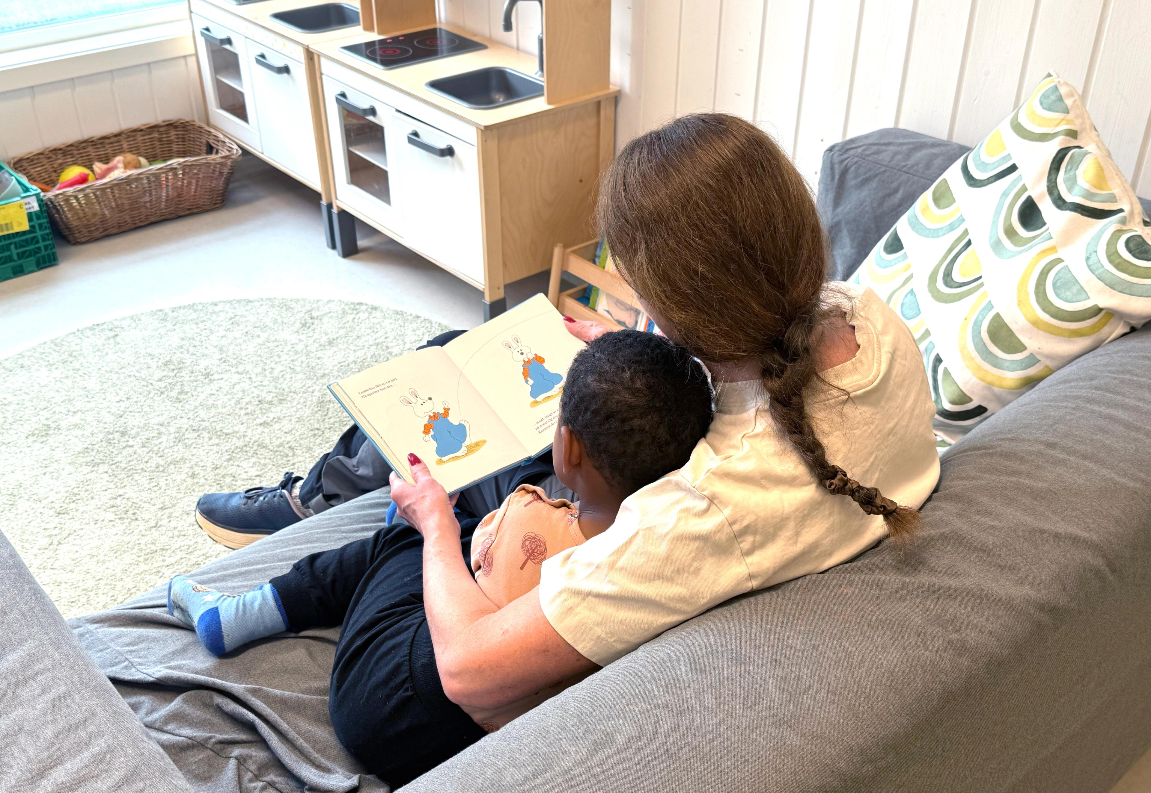 Voksen leser for et barn i Espira Snurrefjellet