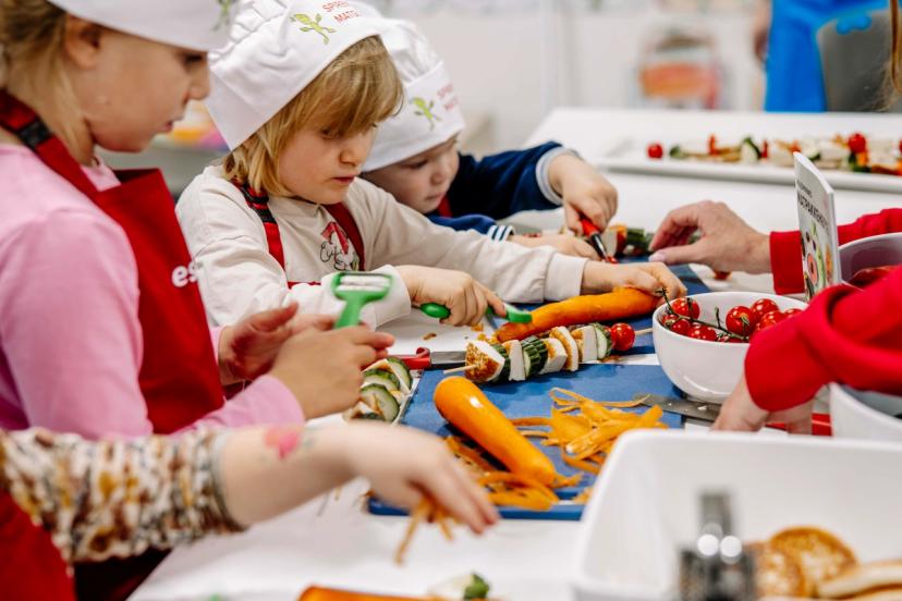 Barn som lager mat sammen i barnehagen 