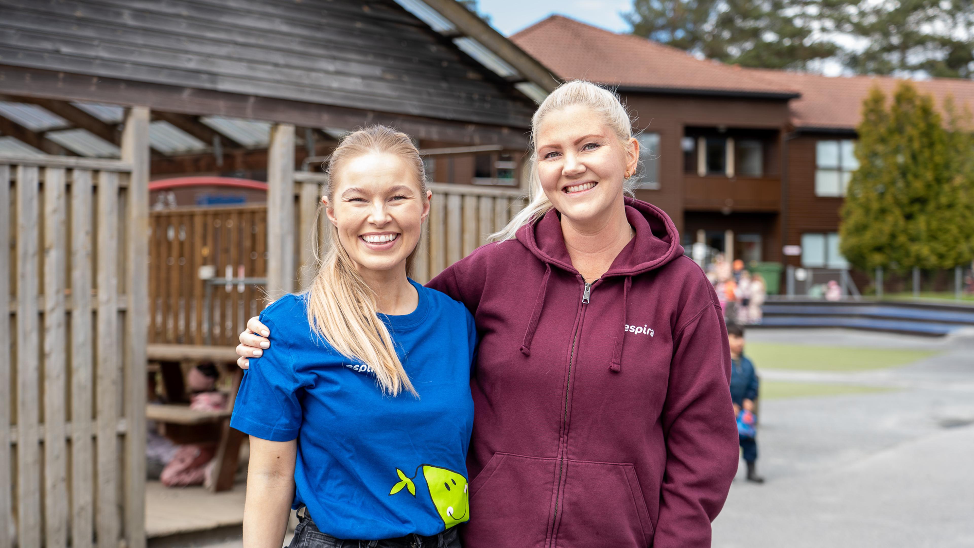 Marianne og Hege står på en lekeplass.