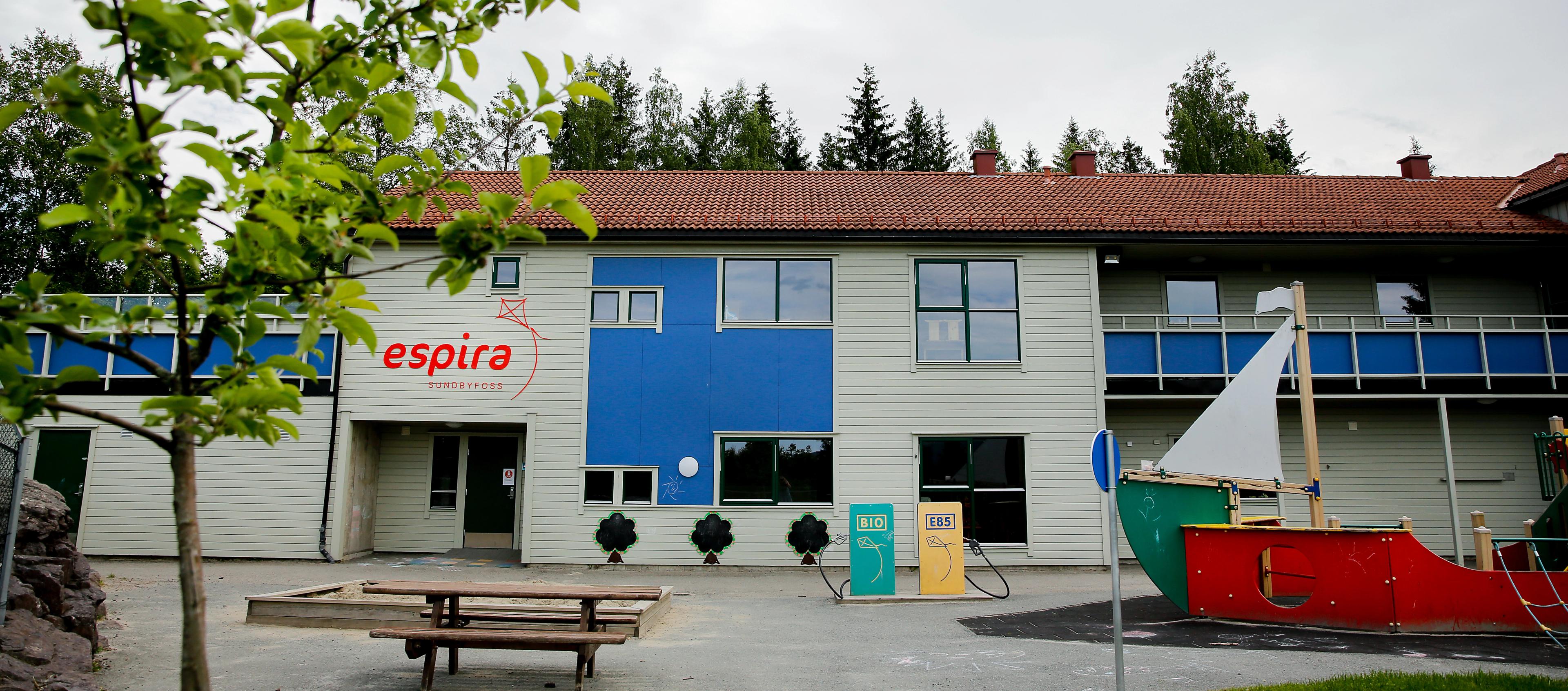 Espira Sundbyfoss i Holmestrand kommune, fasade som er grå og blå med fint lekeområde