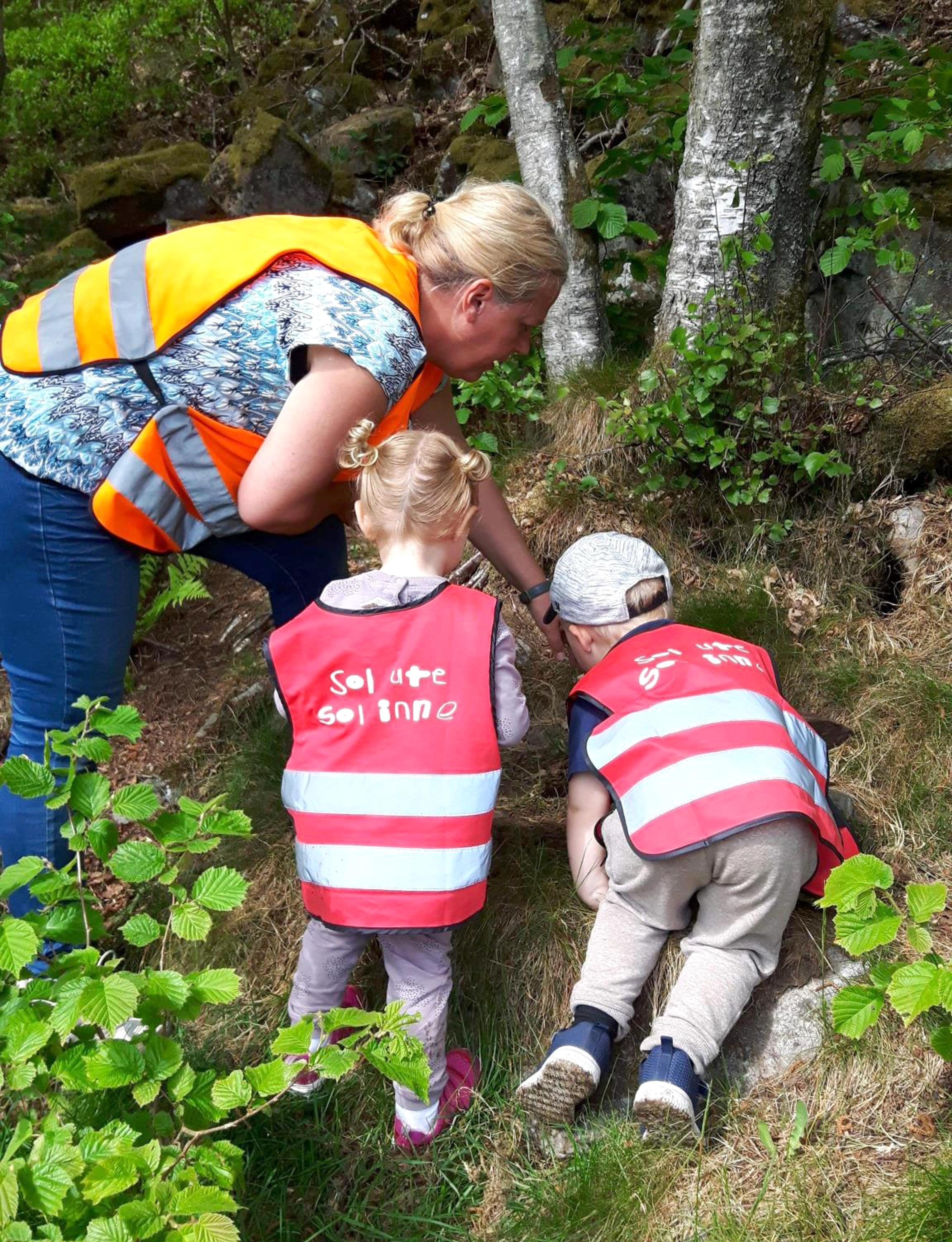Barn utforsker naturen på tur med Espira Vanse
