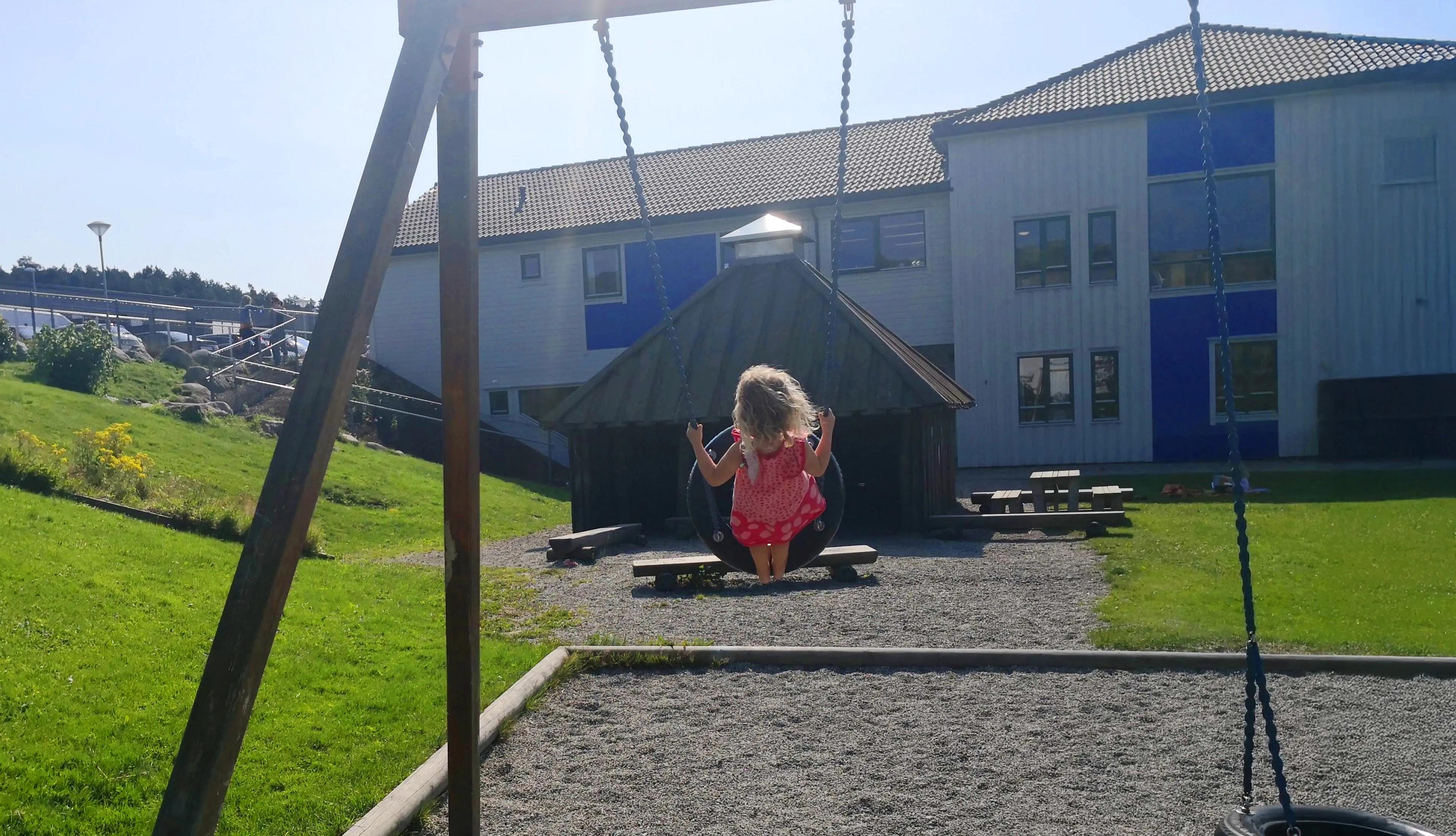 Barn på huske utenfor Espira Vagletjørn