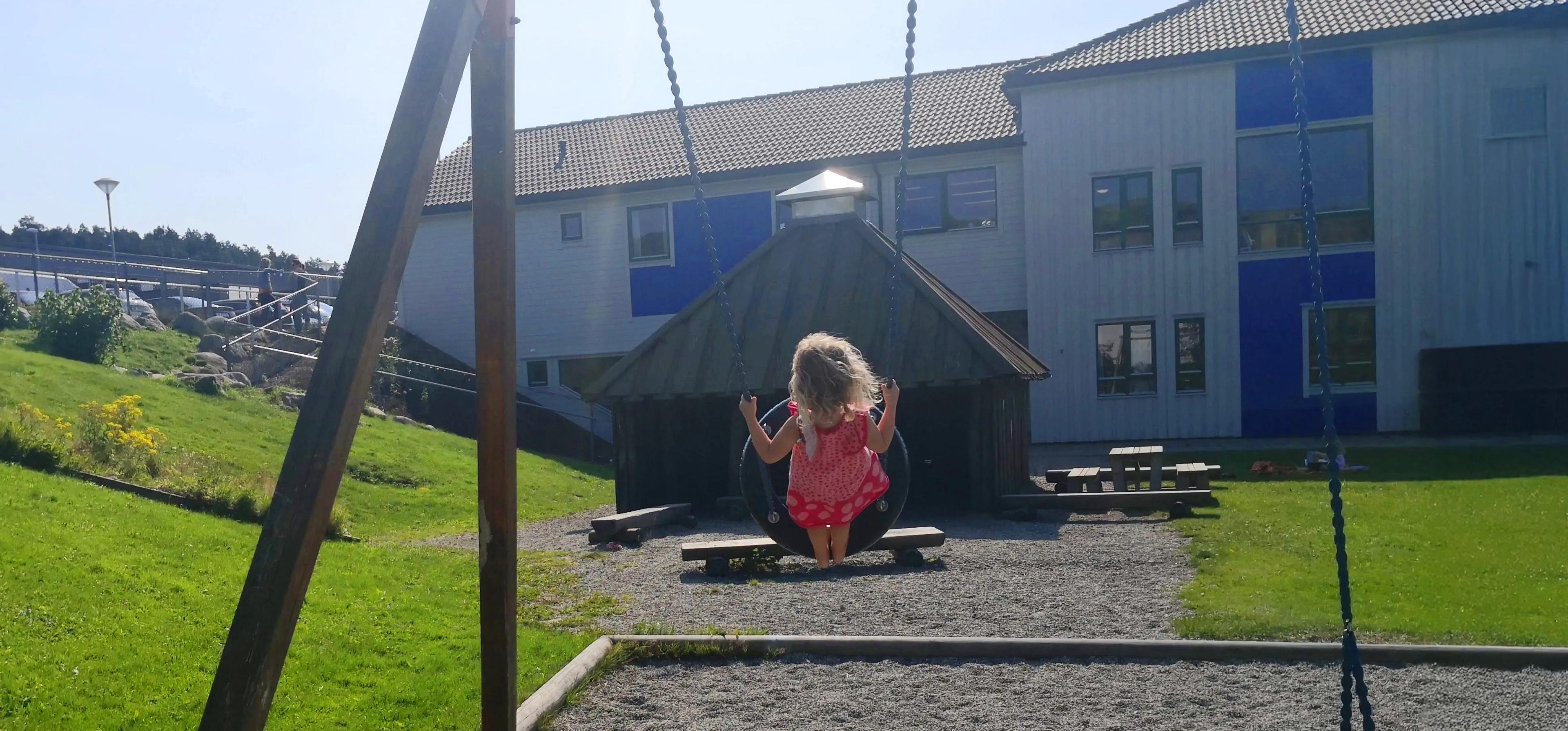 Barn på huske utenfor Espira Vagletjørn