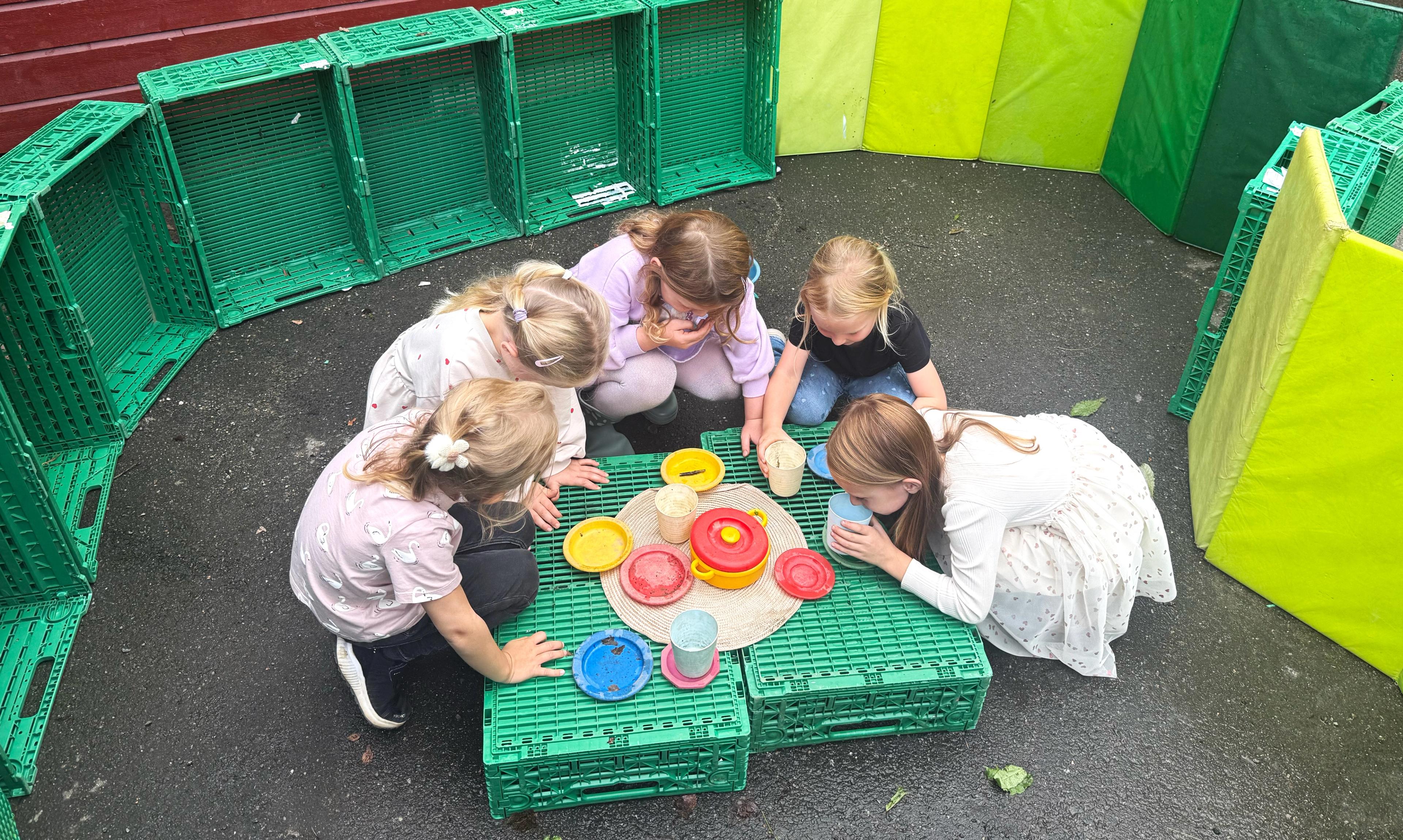 Barn i kreativ utelek i Espira Snurrefjellet