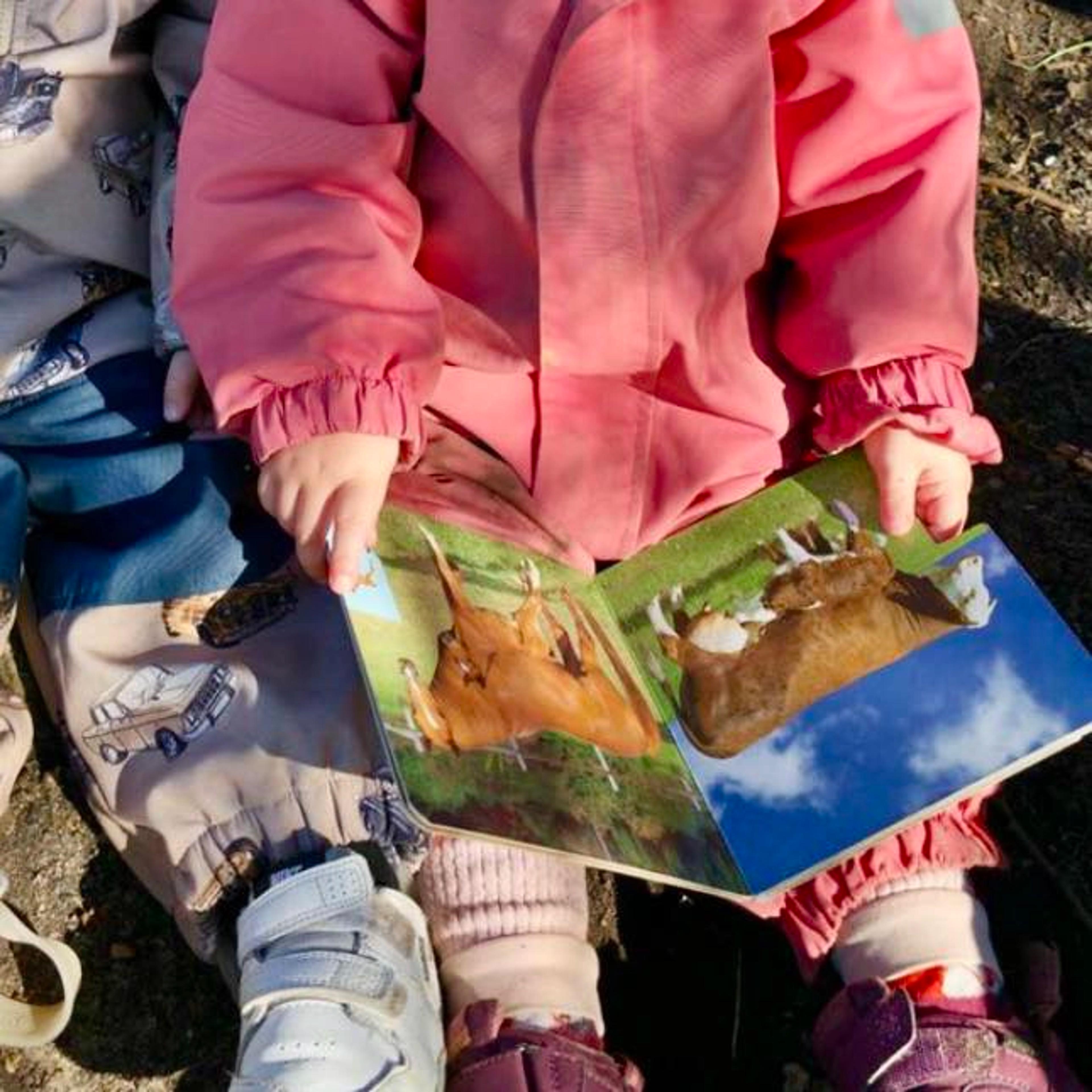 Barn som leser bok i Espira Sånum 
