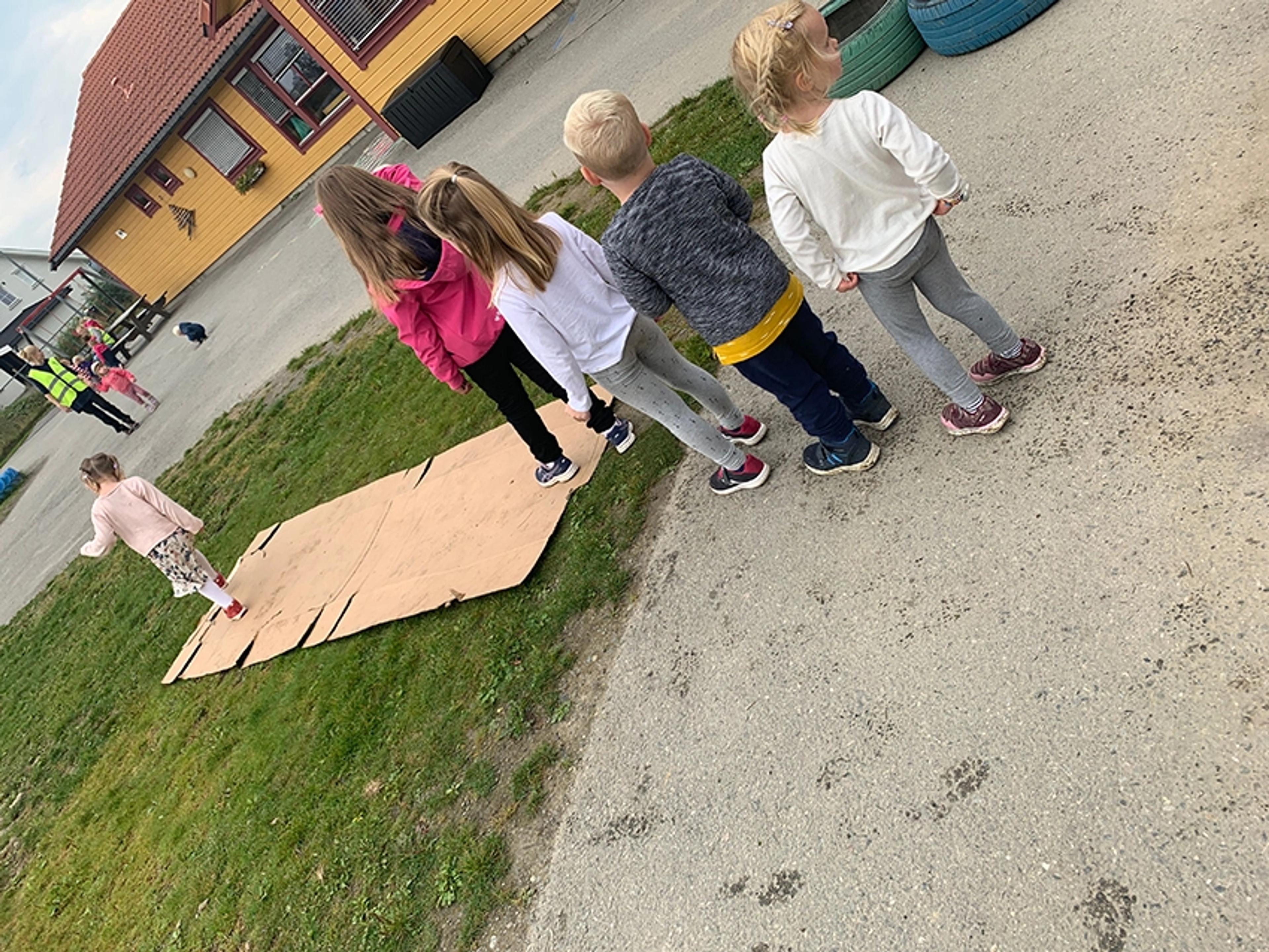 Barnehagebarn som leker sammen i Espira Dragerskogen