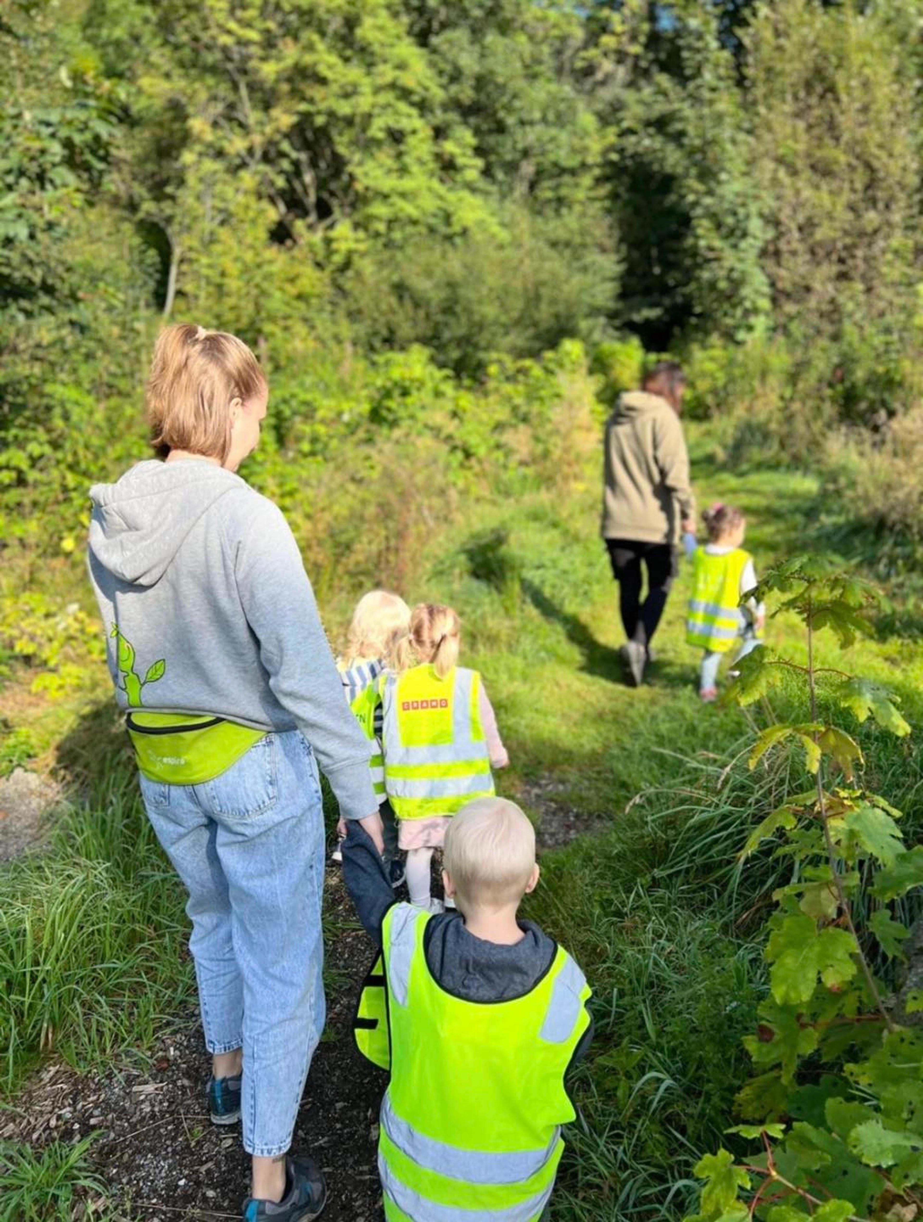 Barn på tur i skogen i Espira Grønnestølen