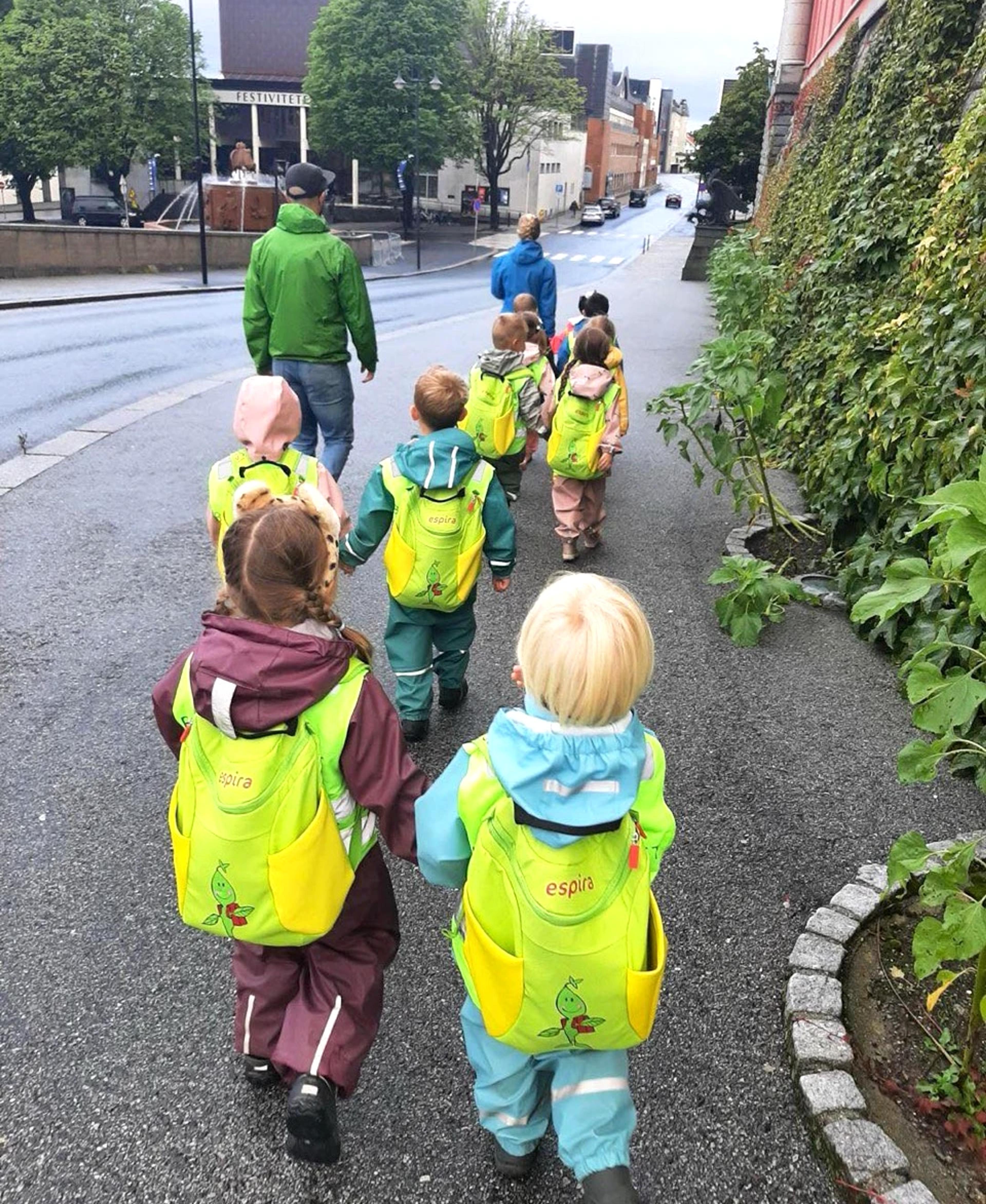 Skolespirer fra Espira Bråsteinstunet på tur