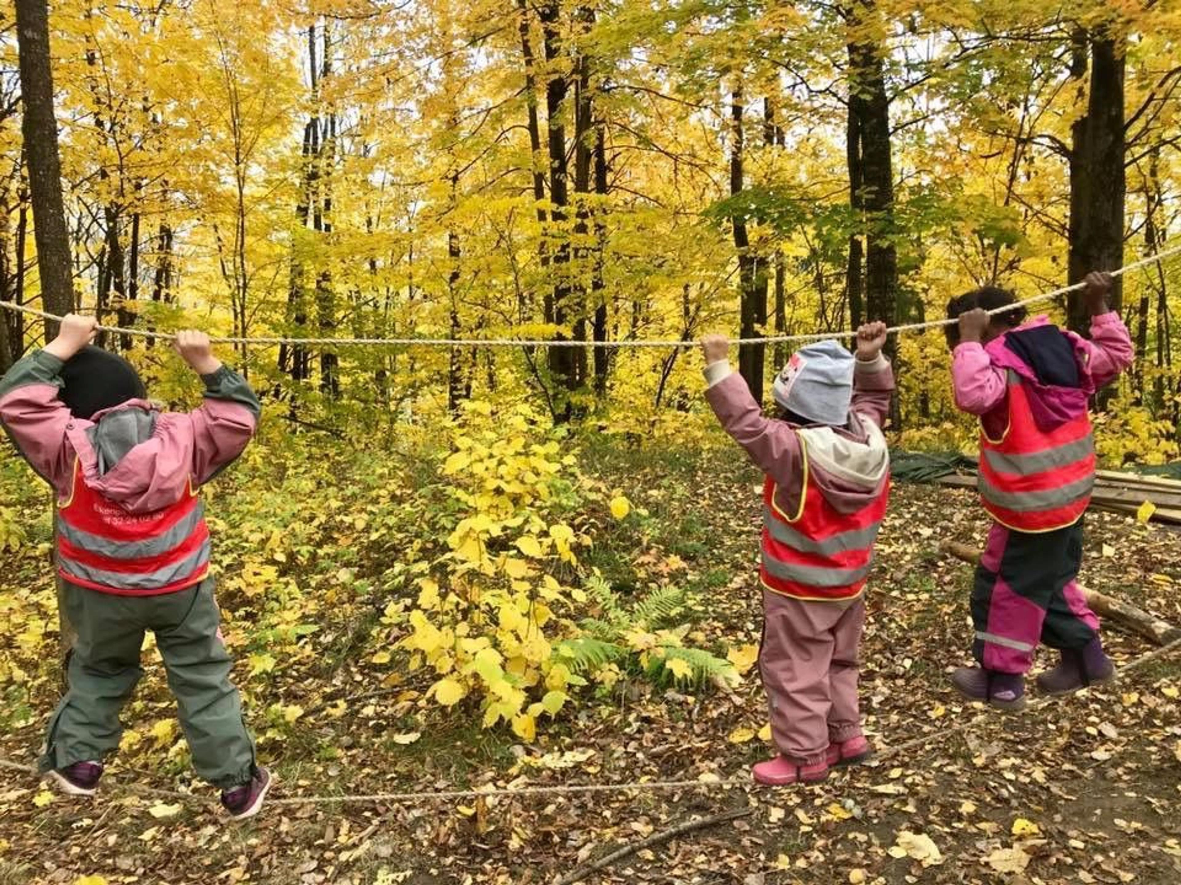 Barnehagebarn som leker ute om høsten i Espira Eikenga