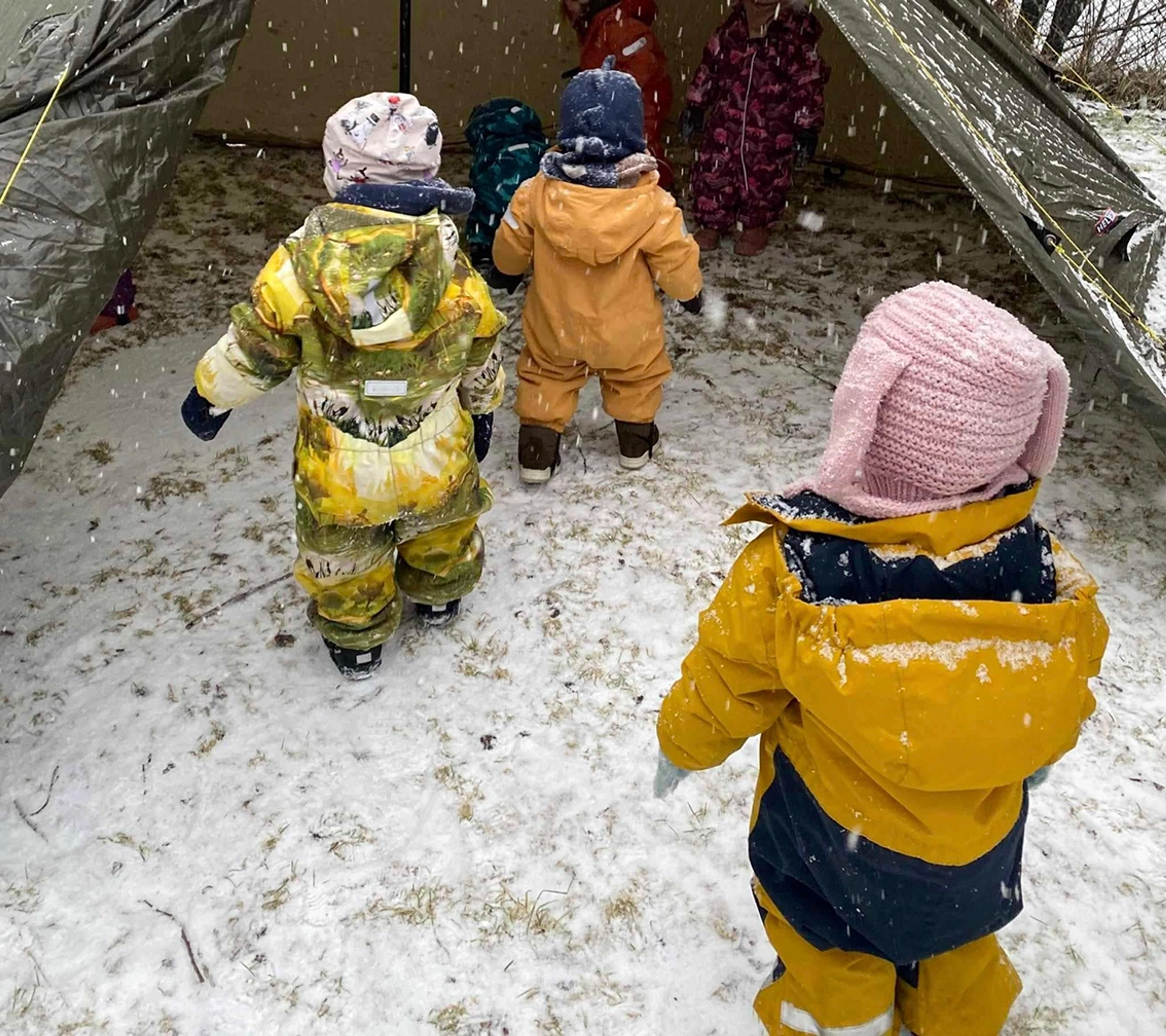 Barn på tur om vinteren i Espira Steinsviken