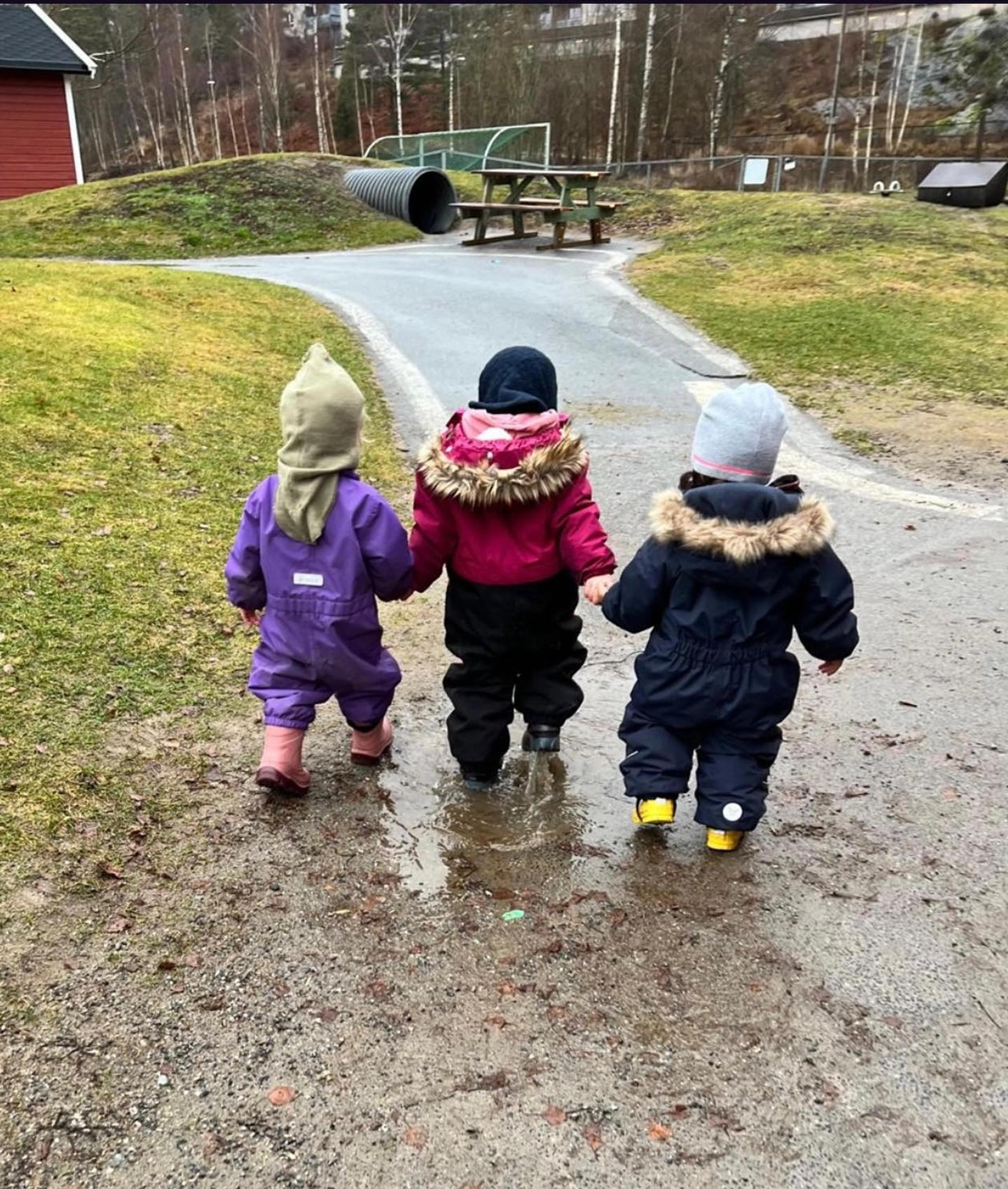Barn på lekeområdet som holder hverandre i hendene - Espira Opsahl