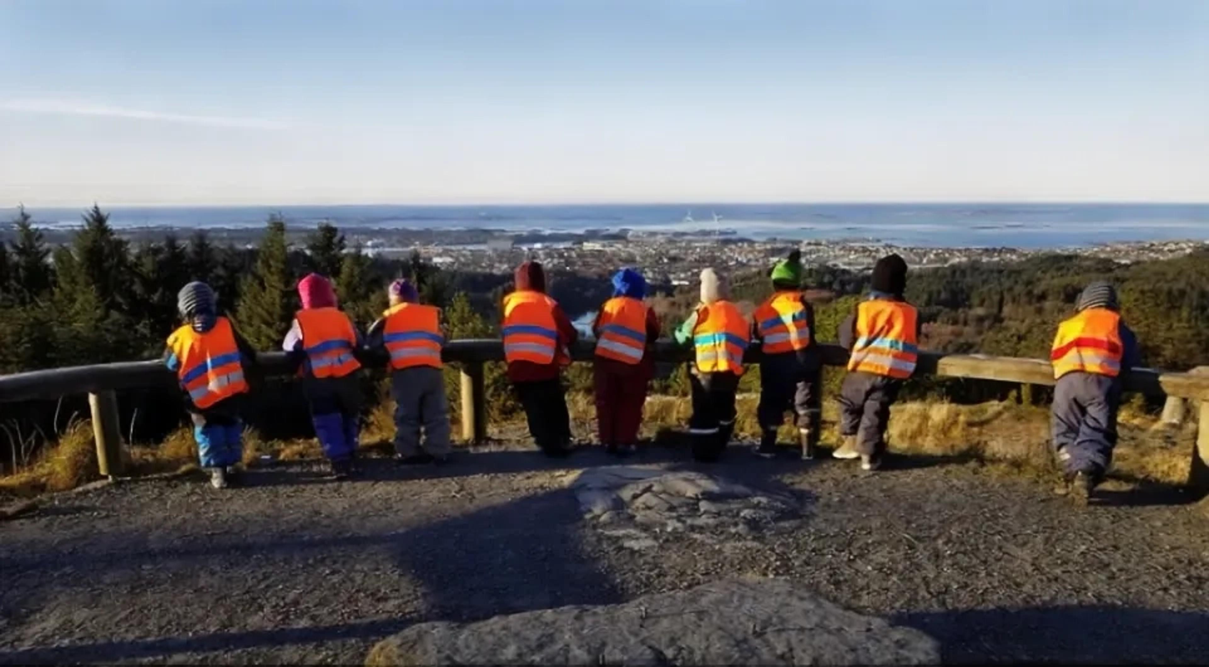 Barn på tur i Espira Skåredalen beundrer utsikten