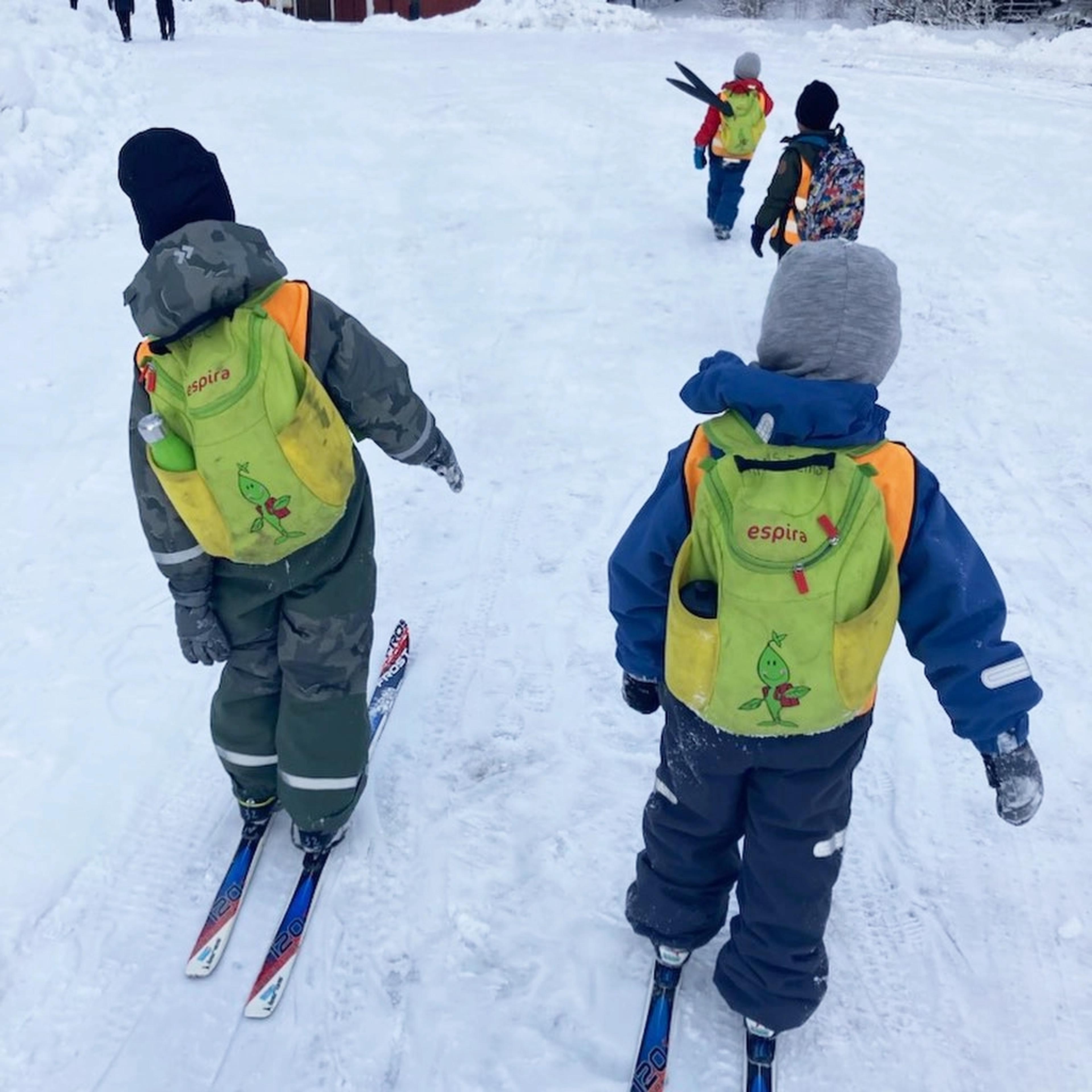 Barn på skitur i Espira Høytorp Fort 