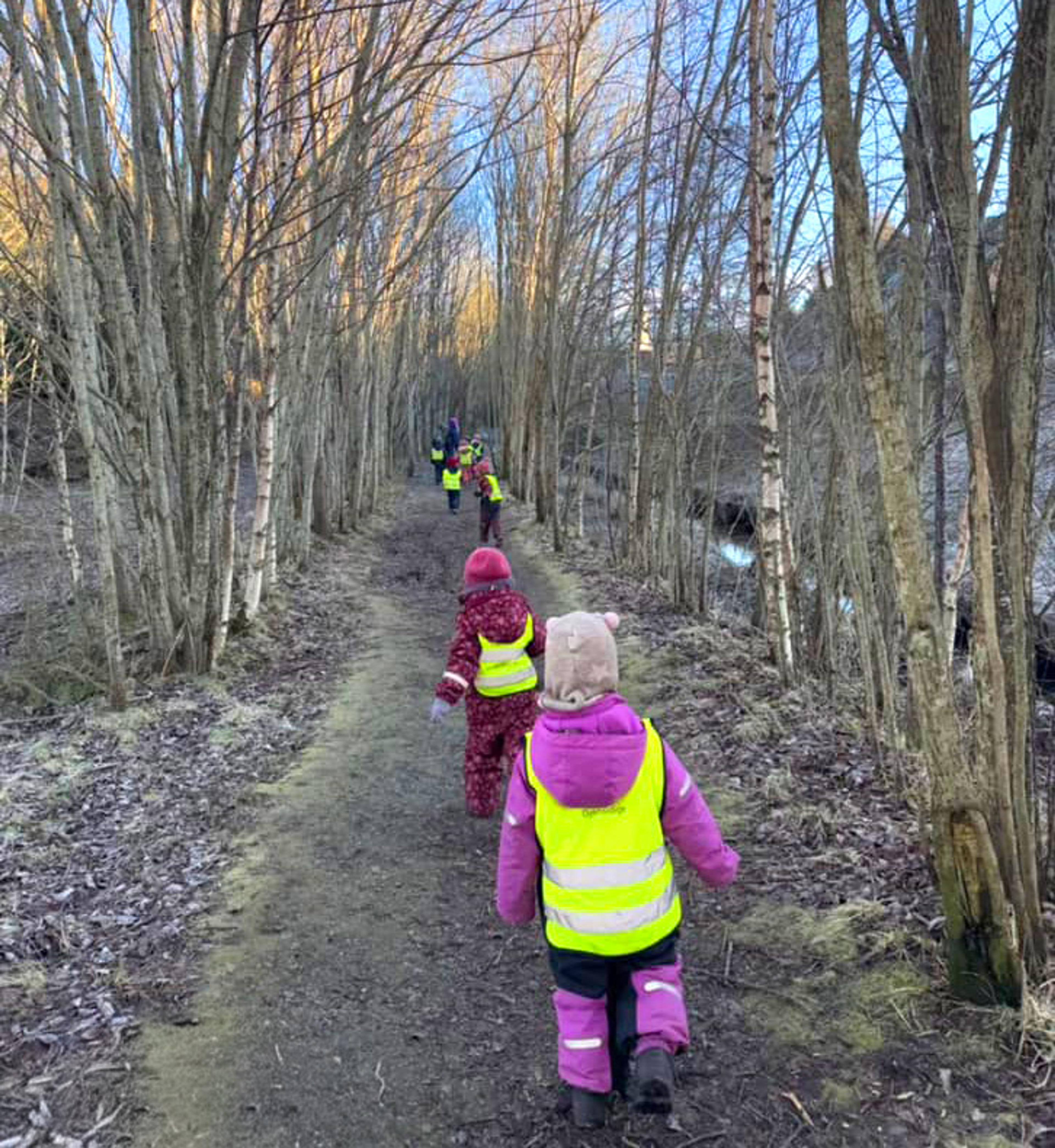 Barn fra Espira Karmsund på tur i skogen