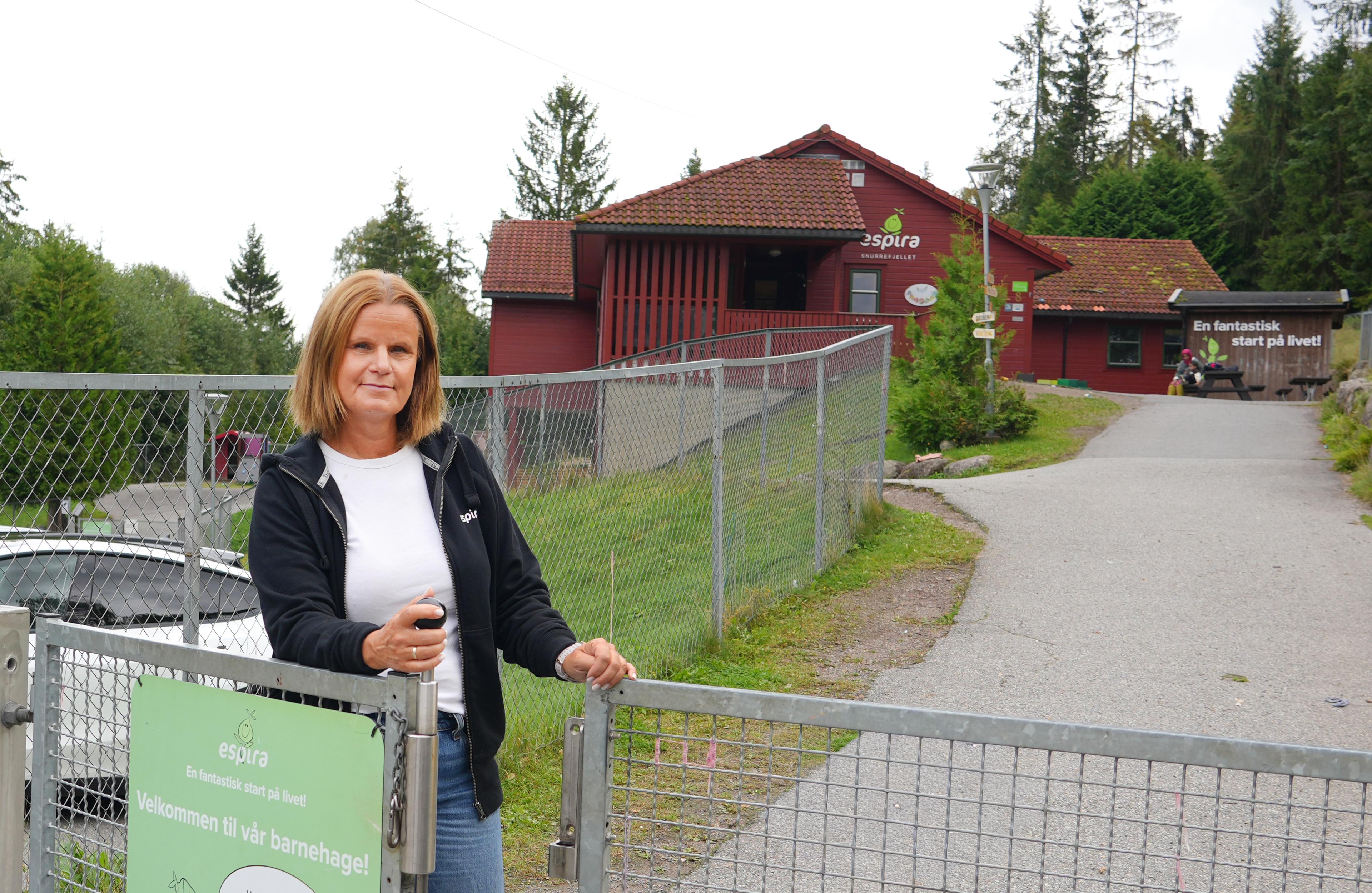 Monica ved porten i Espira Snurrefjellet