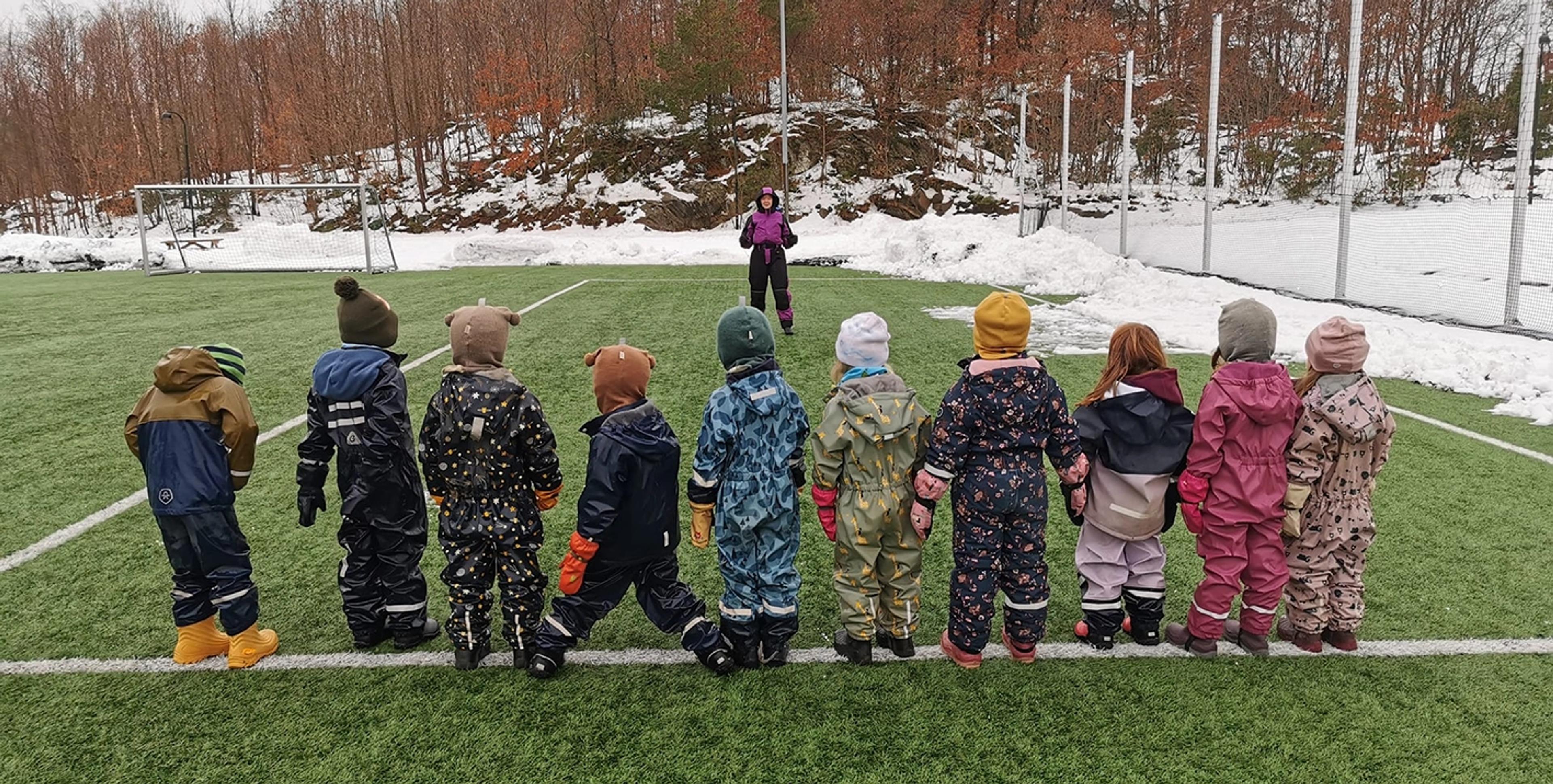 Barn som leker på fotballbanen i Espira Dvergsnes