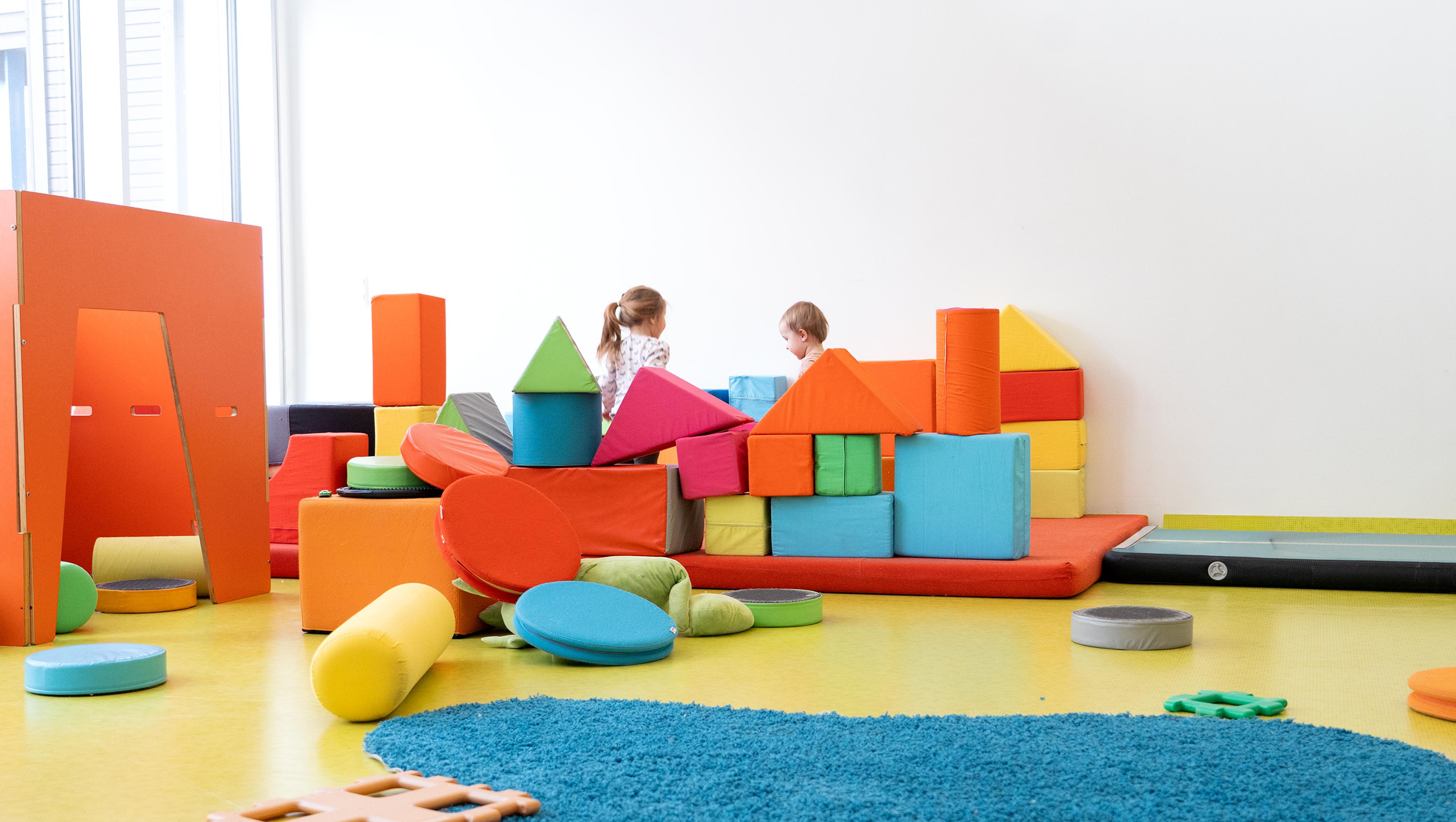 Lek i gymsalen i Espira Grefsen stasjon 