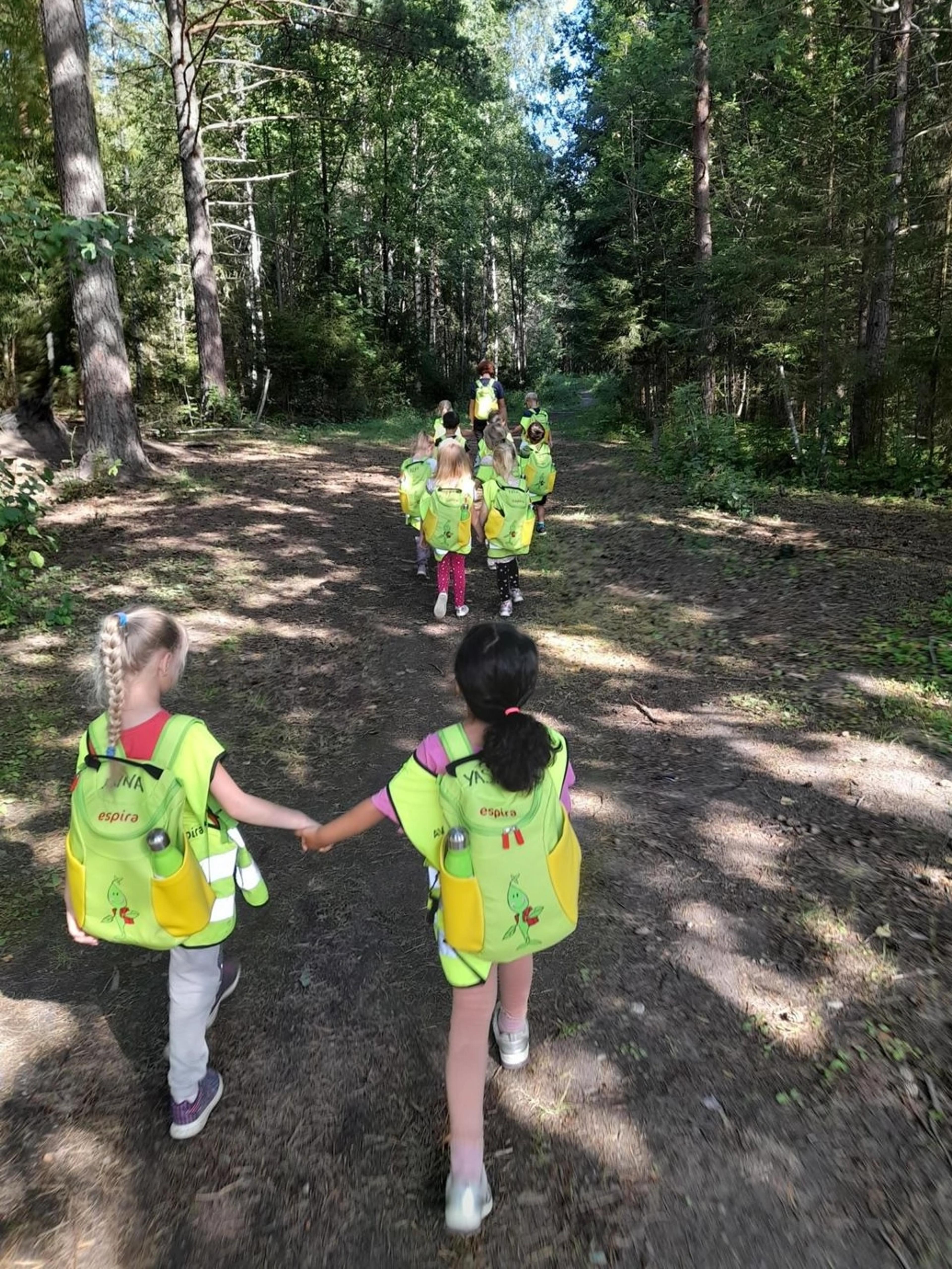 Skolespirene i Espira Hovsmarka på tur i skogen