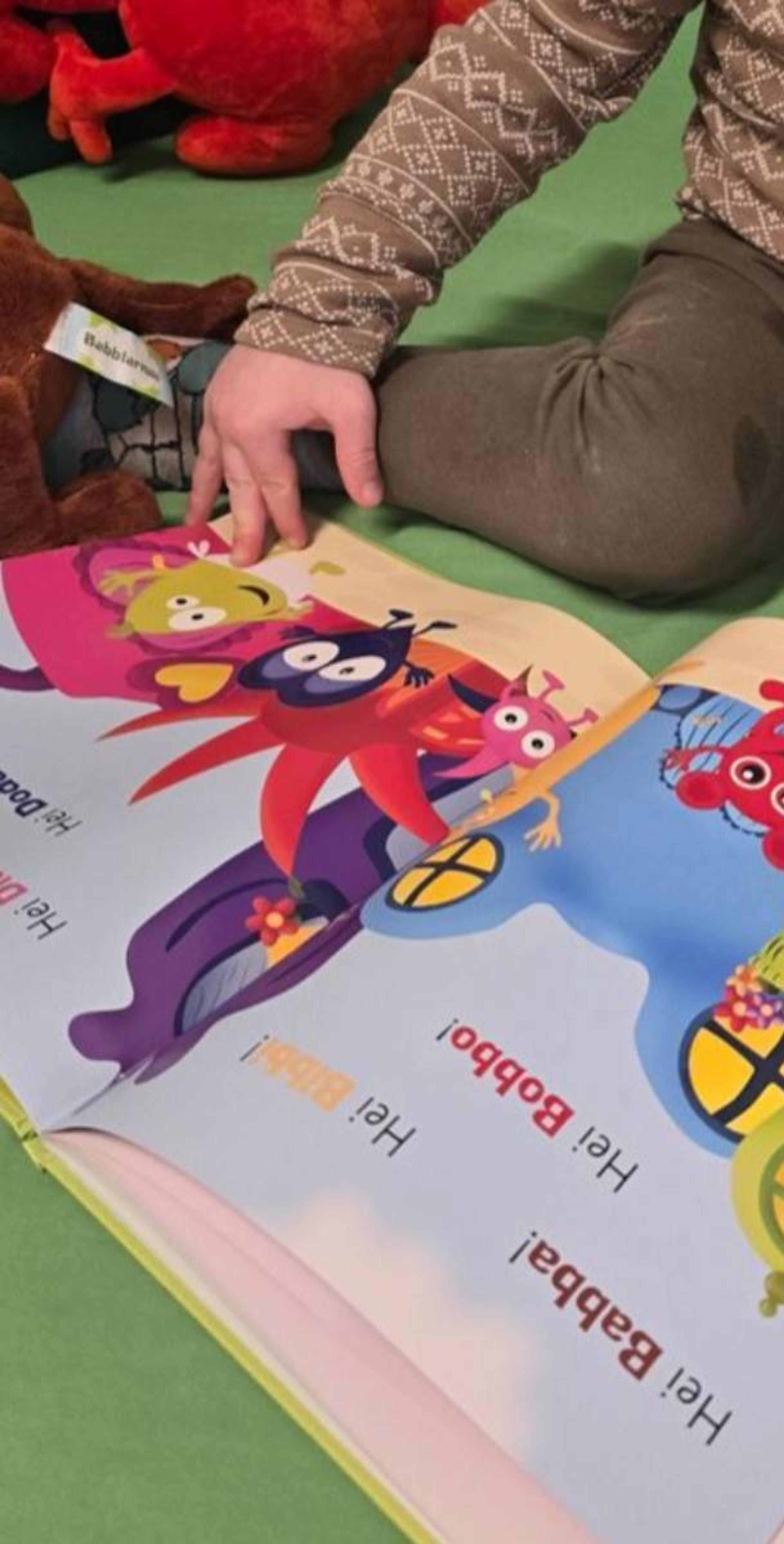 Barn som leser bok i Espira Litlasund