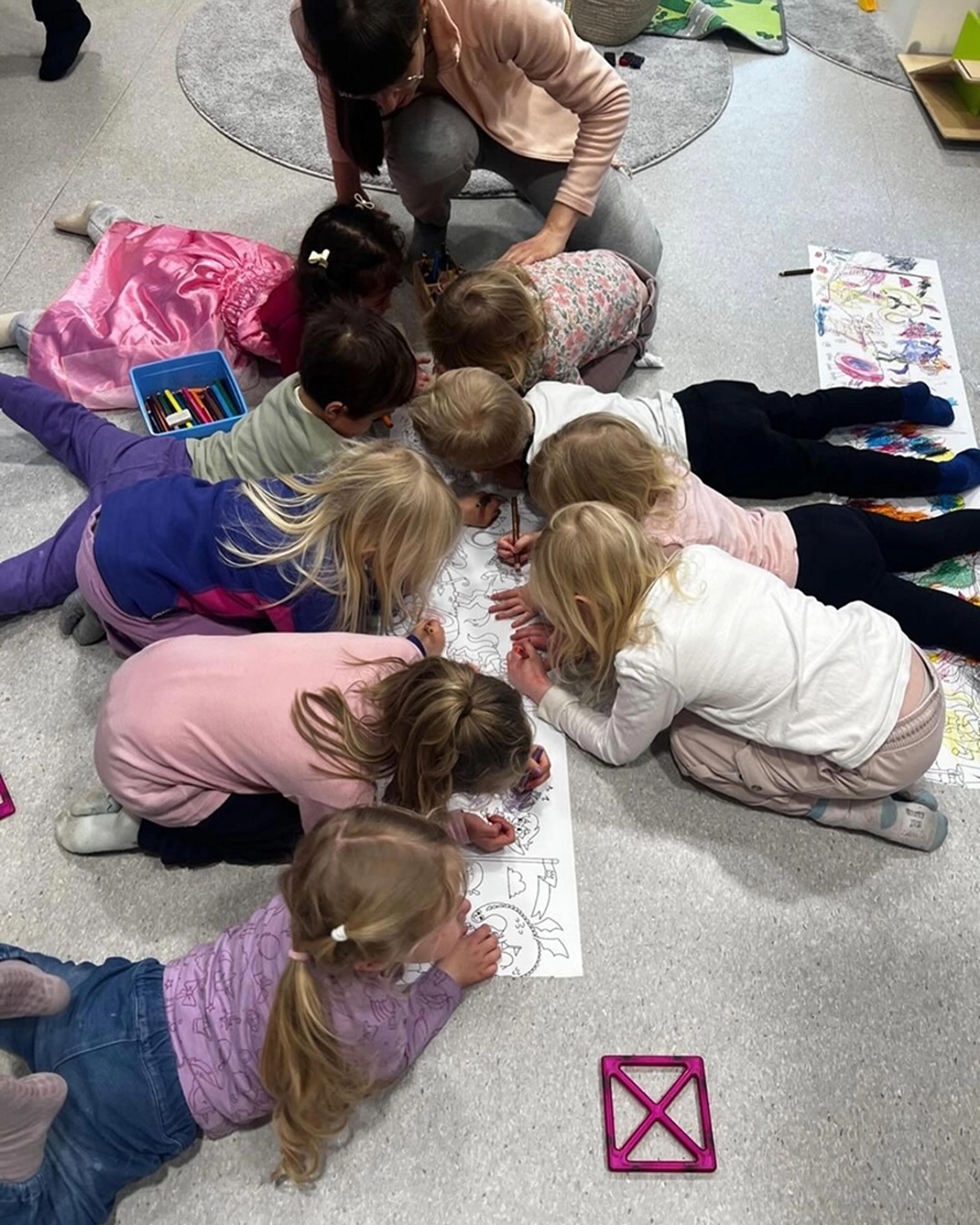 Barn som tegner sammen i Espira Hollund